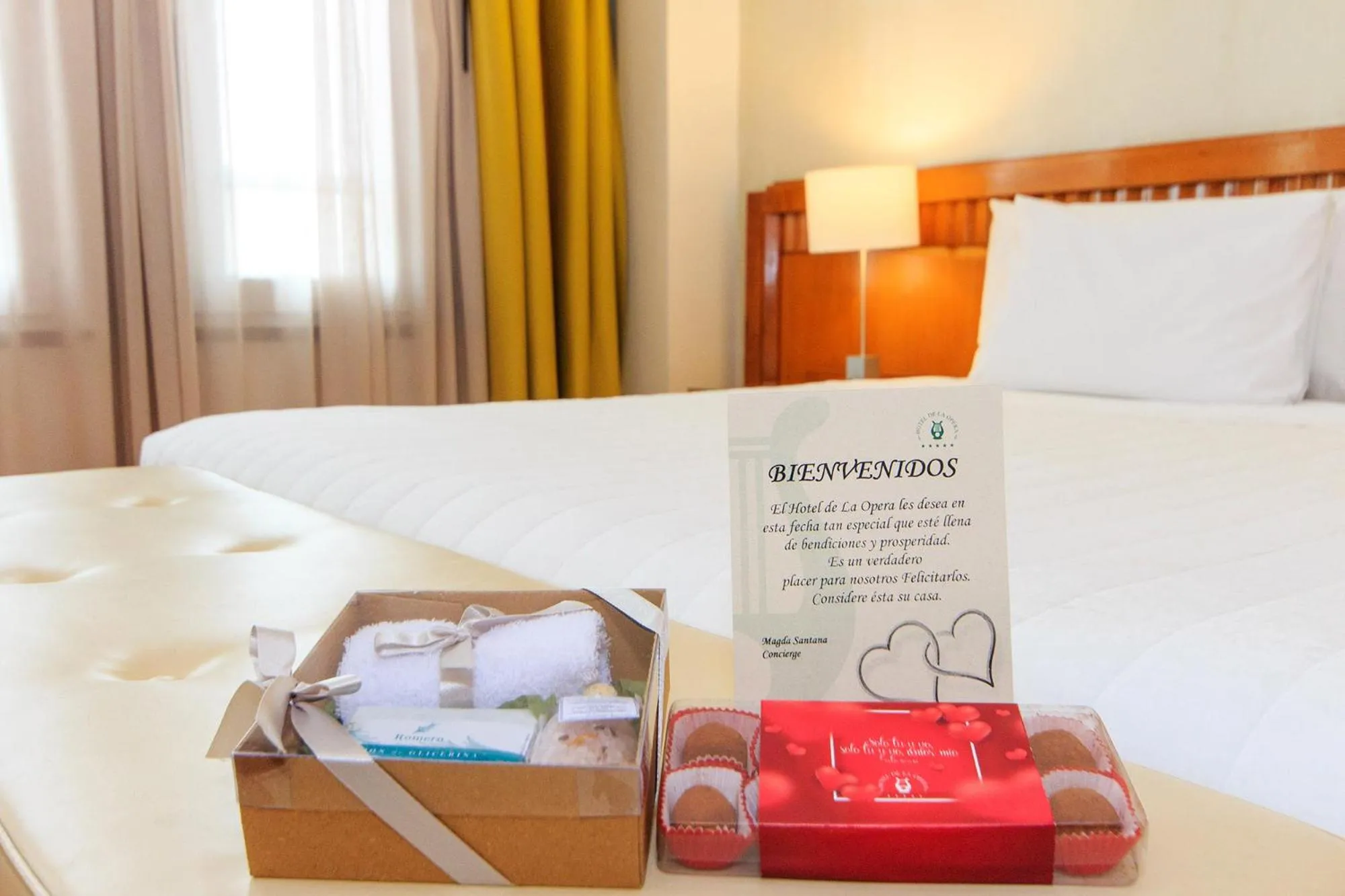 Property building, Bed in Hotel De La Opera