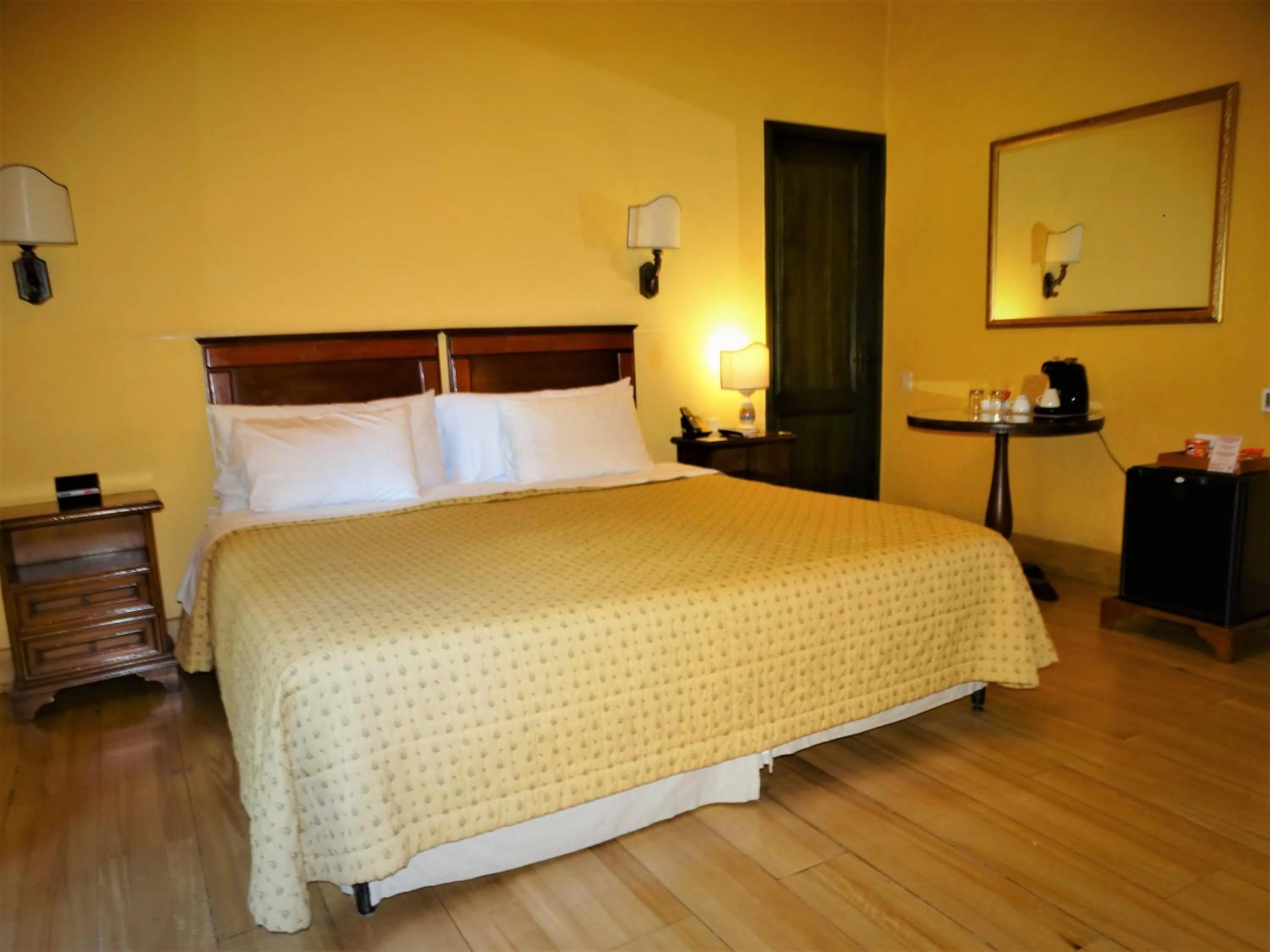 Property building, Bed in Hotel De La Opera