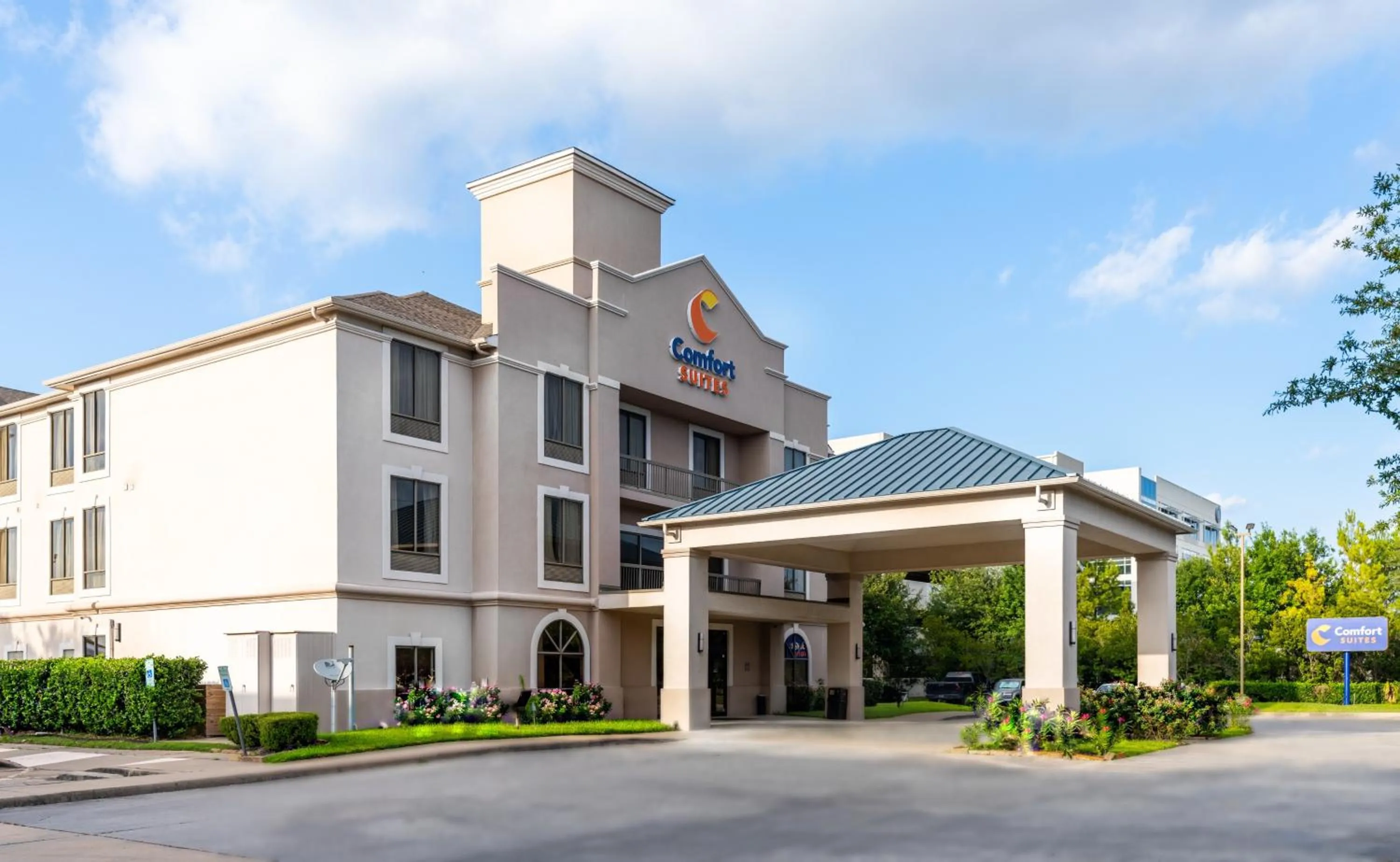 Property building in Comfort Suites Houston West at Clay Road