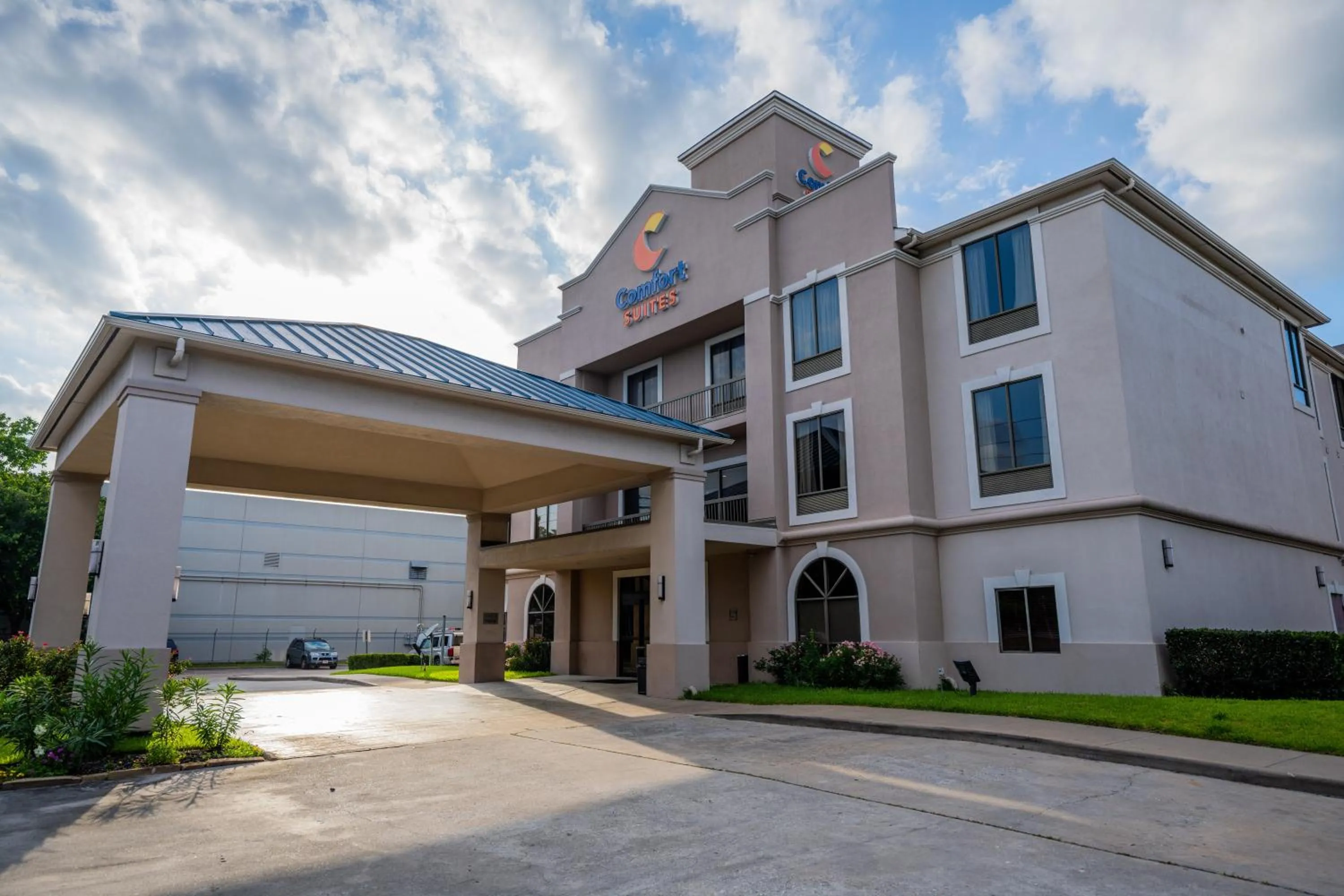 Property building in Comfort Suites Houston West at Clay Road