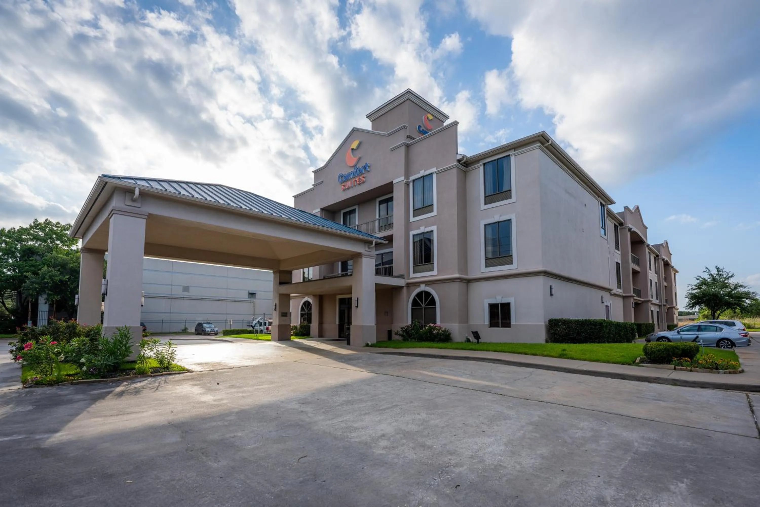 Property building in Comfort Suites Houston West at Clay Road
