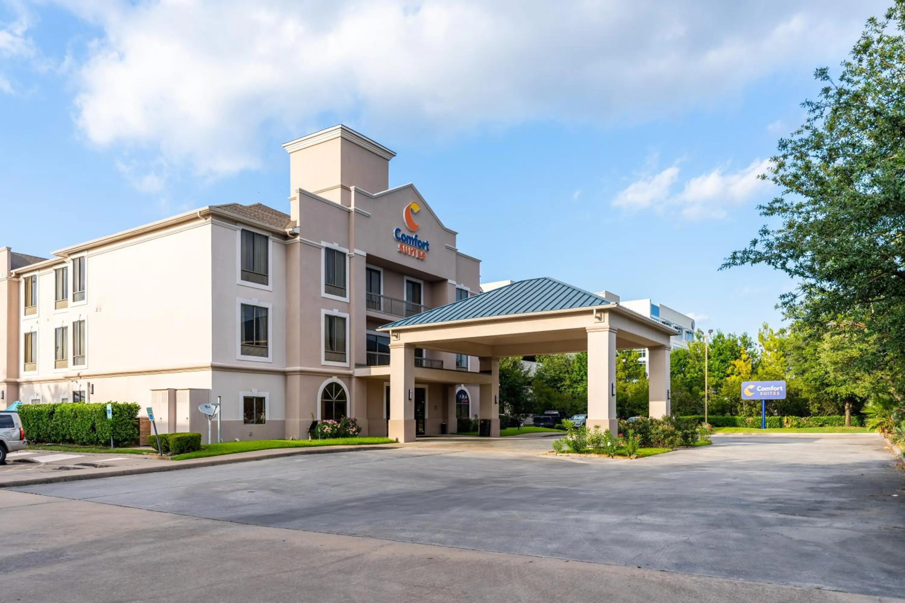 Property building in Comfort Suites Houston West at Clay Road