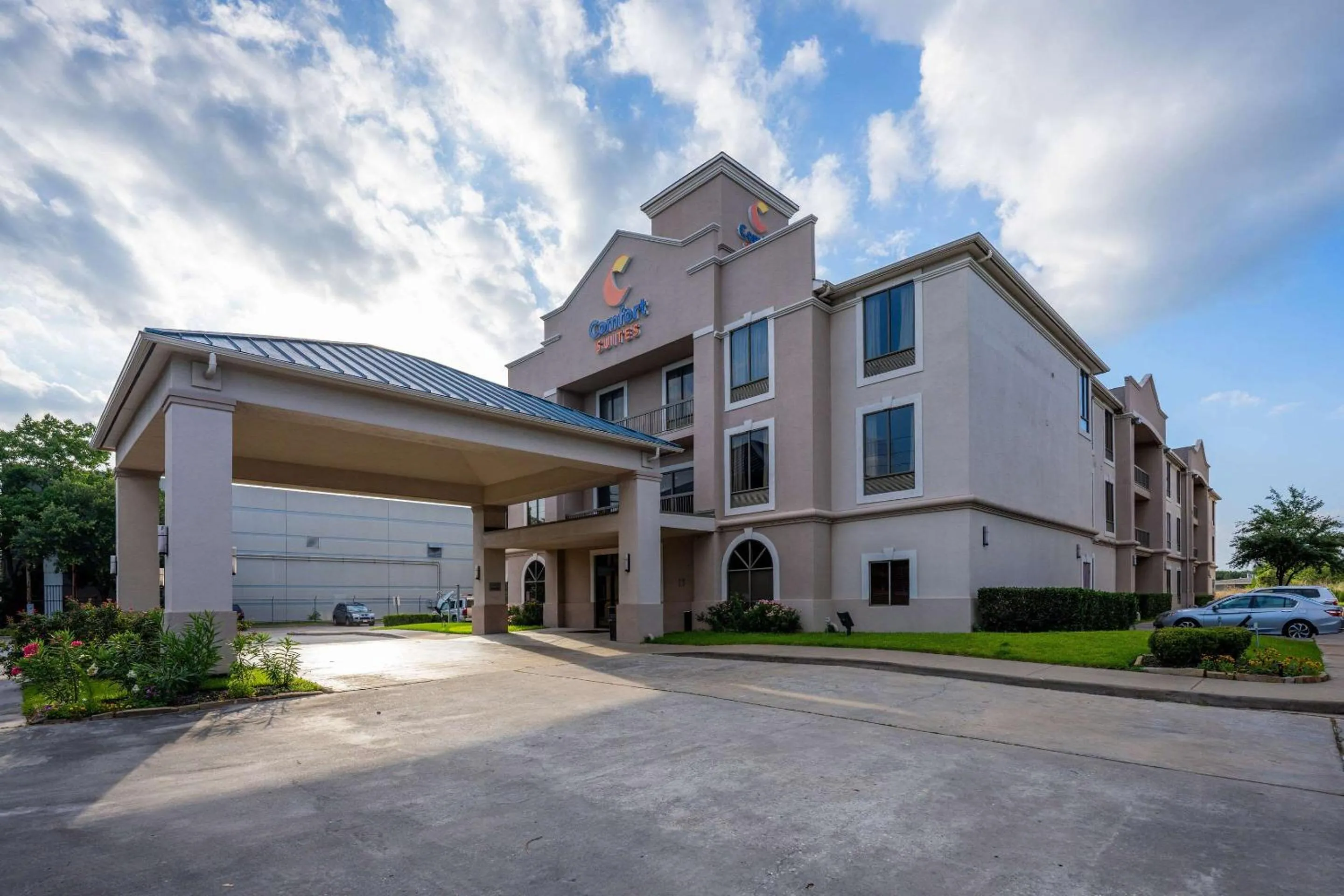 Property building in Comfort Suites Houston West at Clay Road