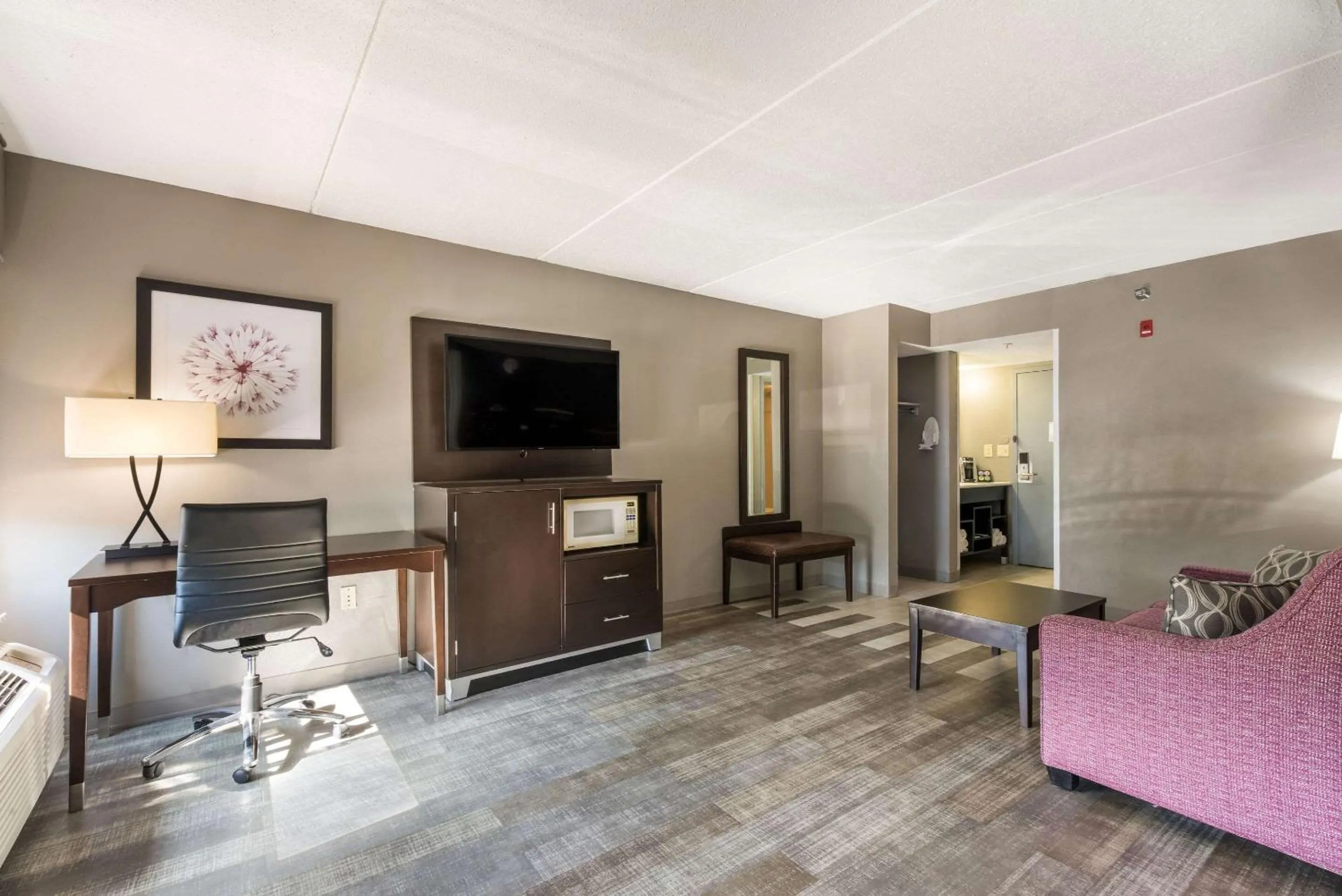 Bedroom in Clarion Pointe Greensboro Airport