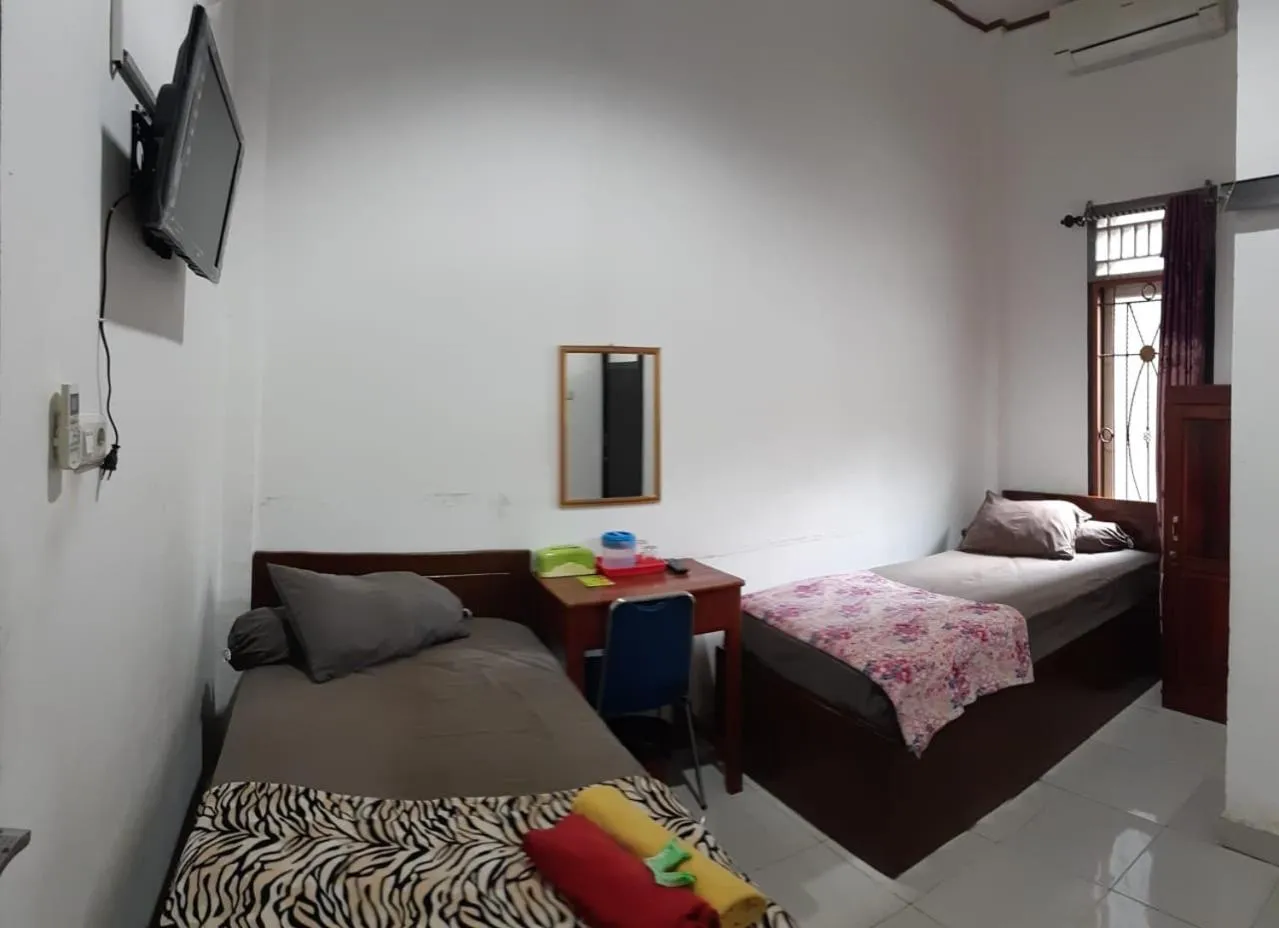 Bed in Losmen Ibu Hj. Tarjo