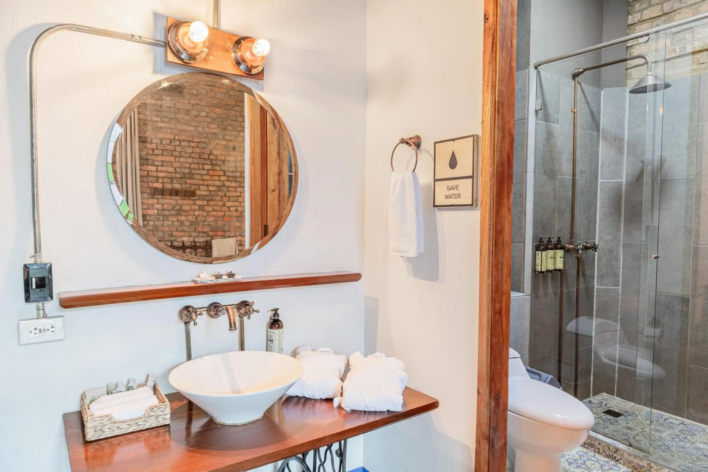 Toilet in Delgadillo Hotel by Socialtel