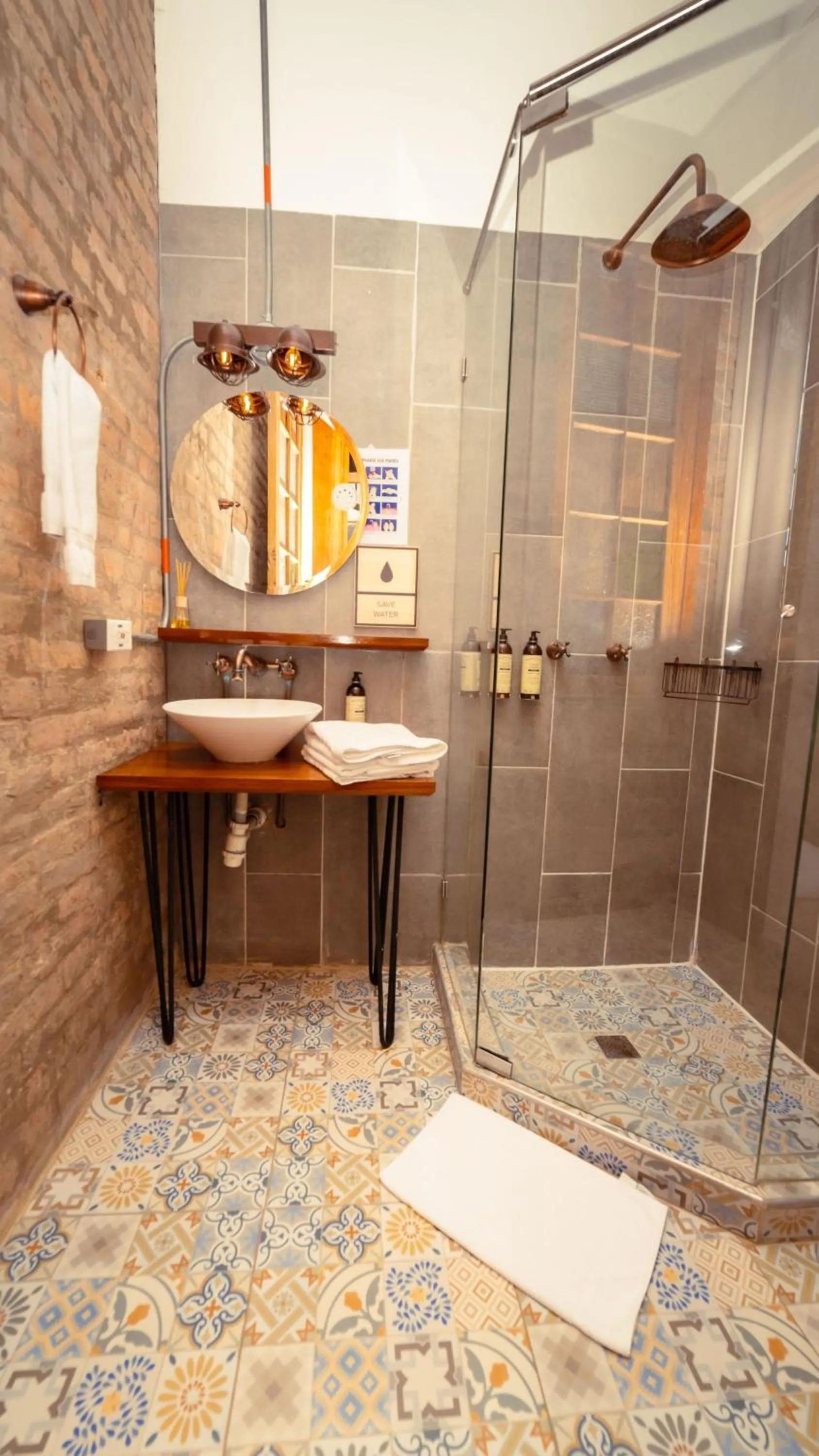 Shower in Delgadillo Hotel by Socialtel