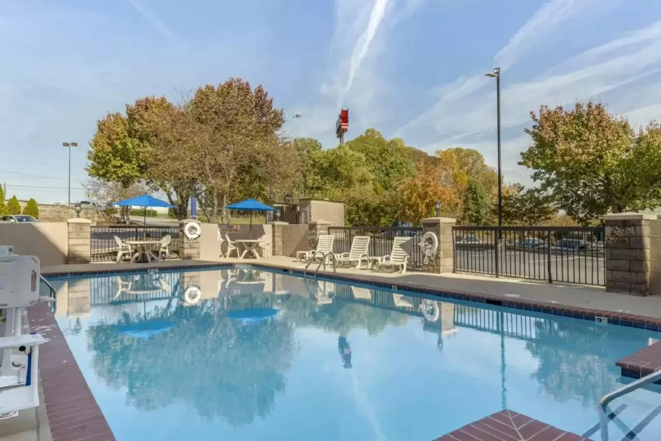 Swimming pool in Comfort Inn Greensboro - Kernersville