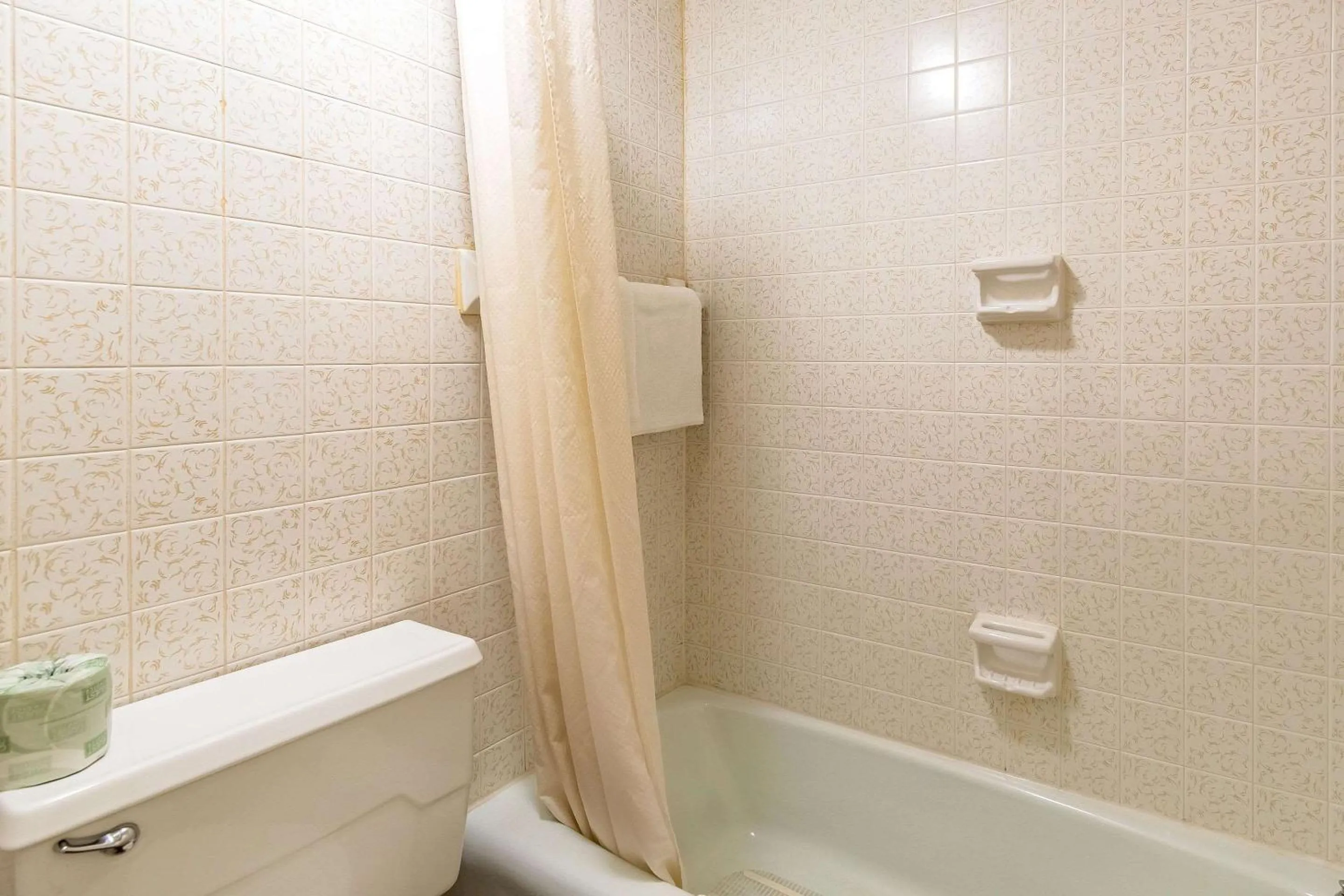 Bedroom in Econo Lodge