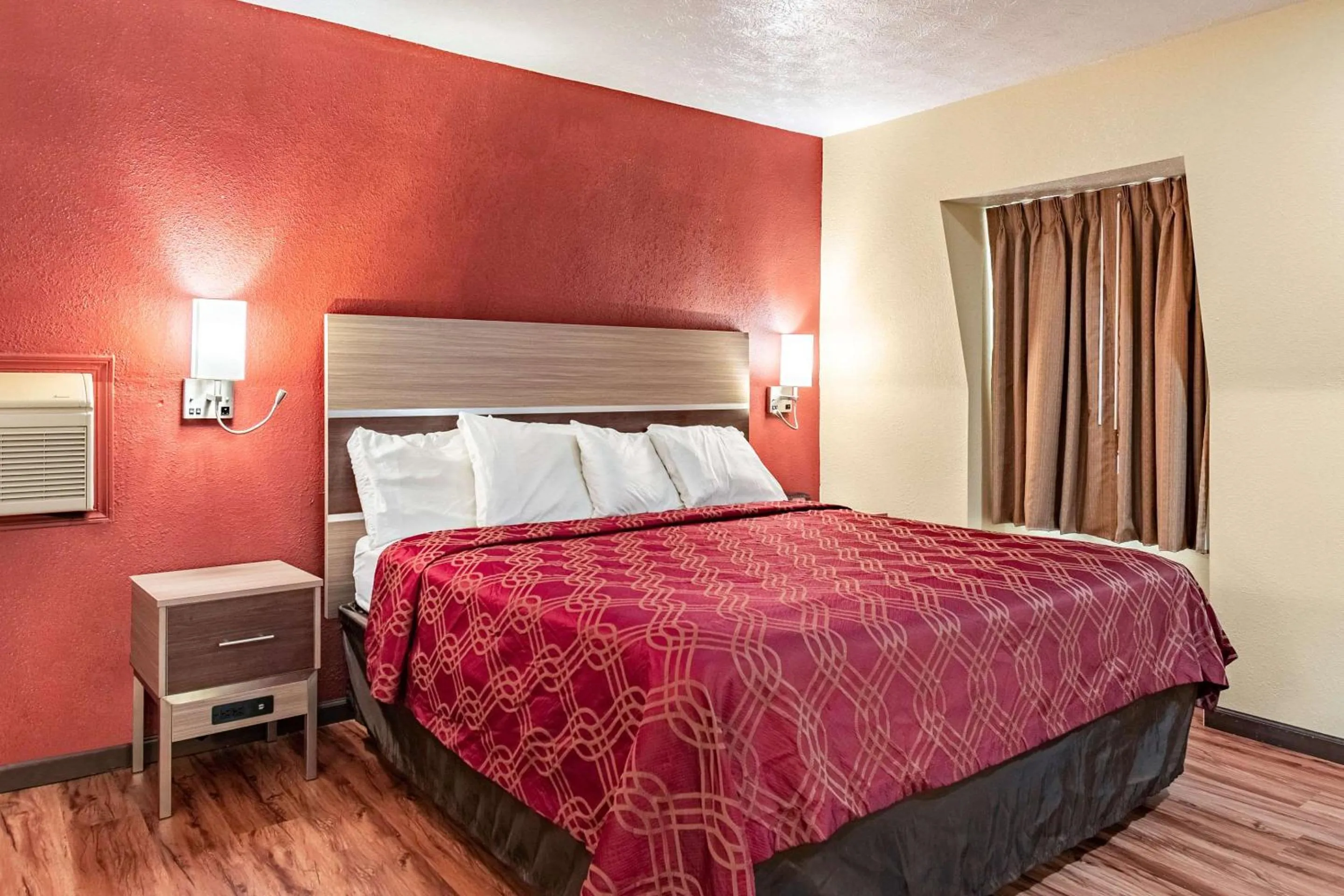 Bedroom, Bed in Econo Lodge