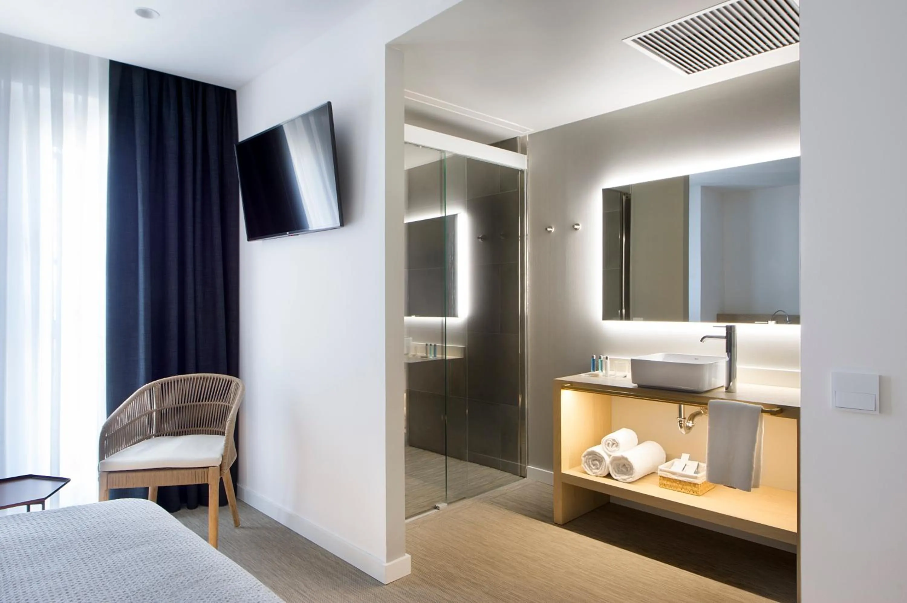 Bathroom, Bed in Hotel Boutique dONNA