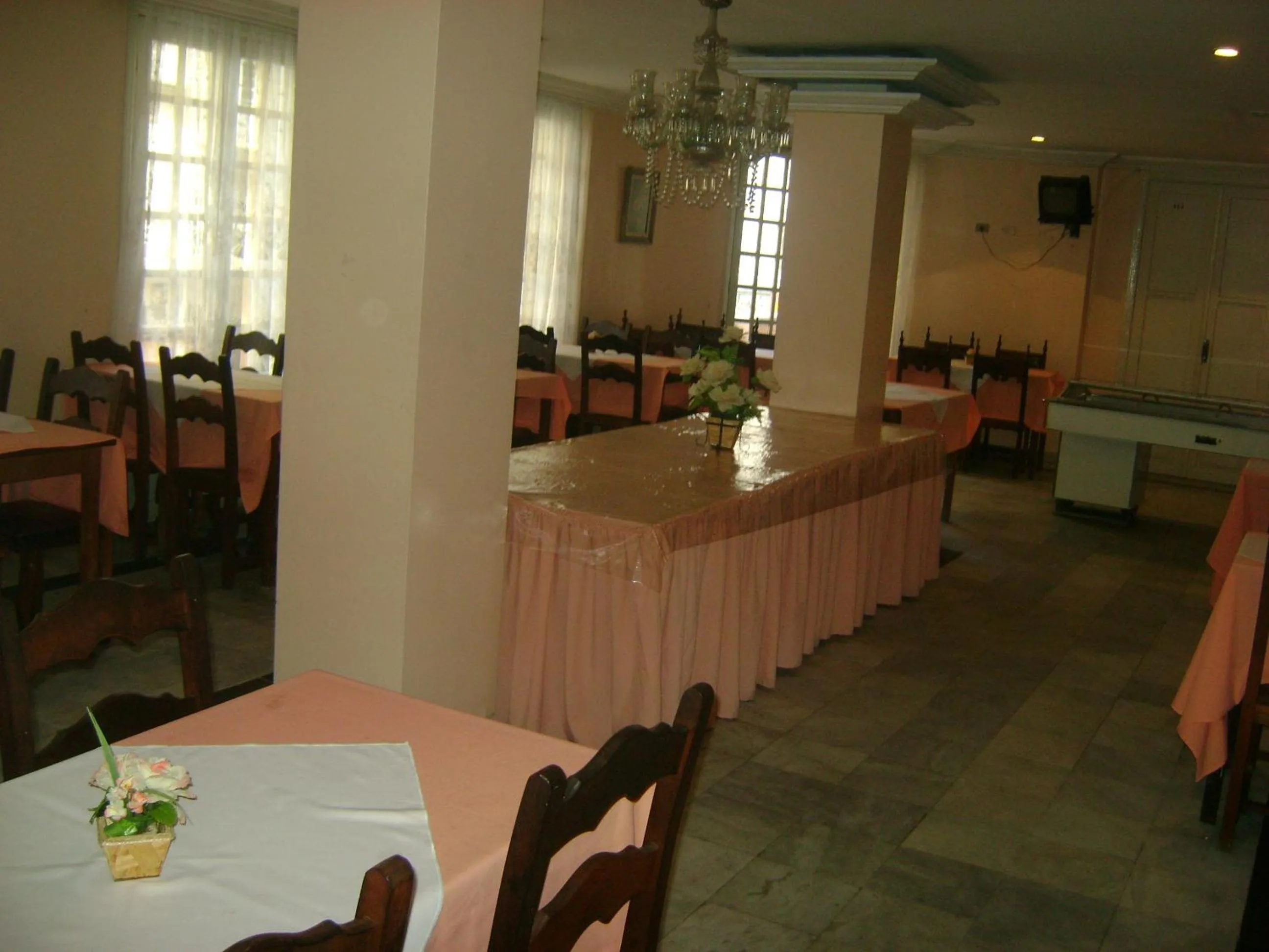 Restaurant/places to eat in Reinales Plaza Hotel