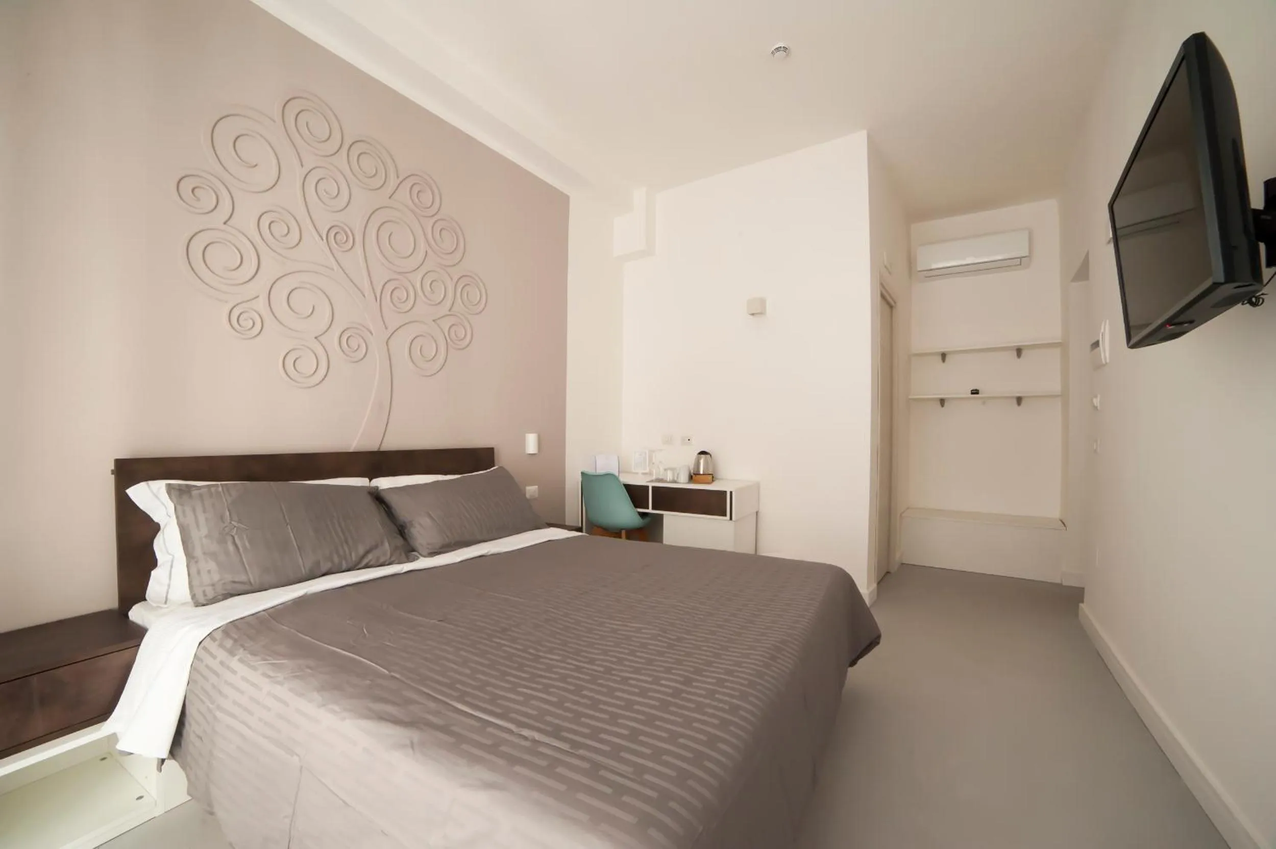 TV and multimedia, Bed in Dada Suite