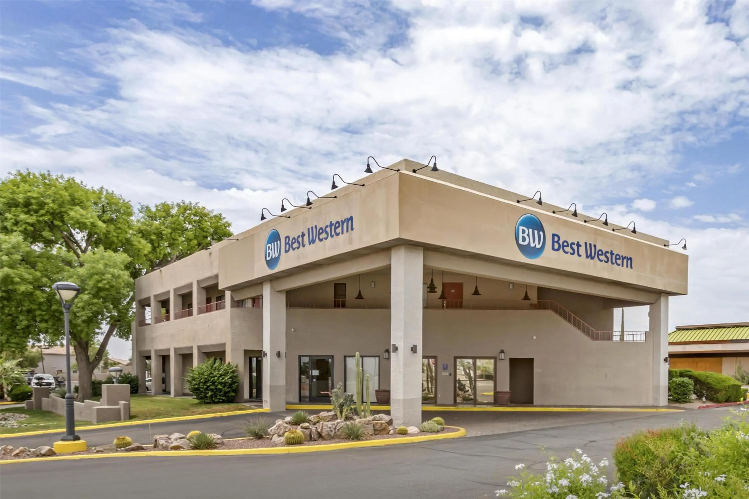 Property building in Best Western InnSuites Tucson Foothills Hotel & Suites