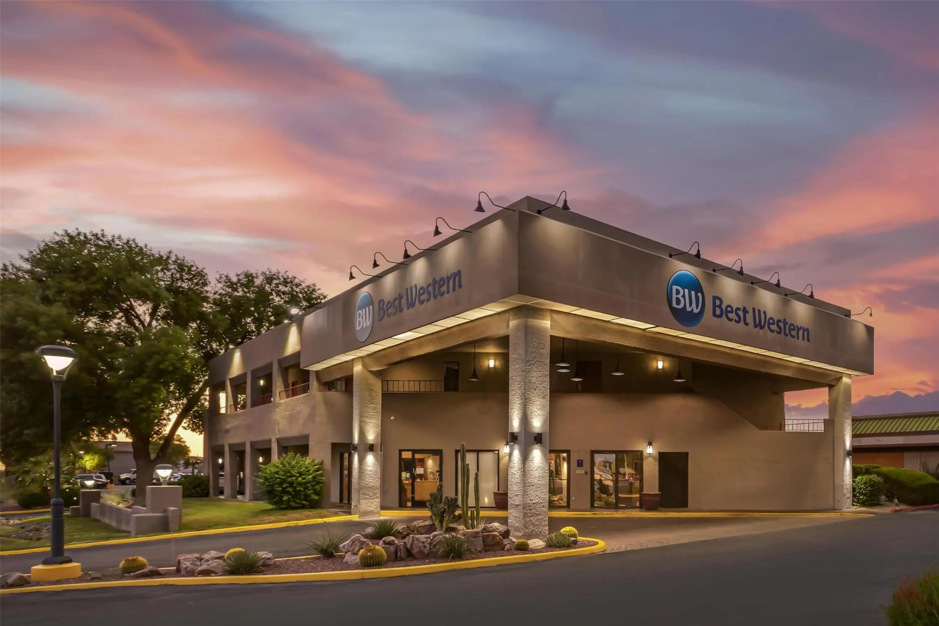 Property building in Best Western InnSuites Tucson Foothills Hotel & Suites