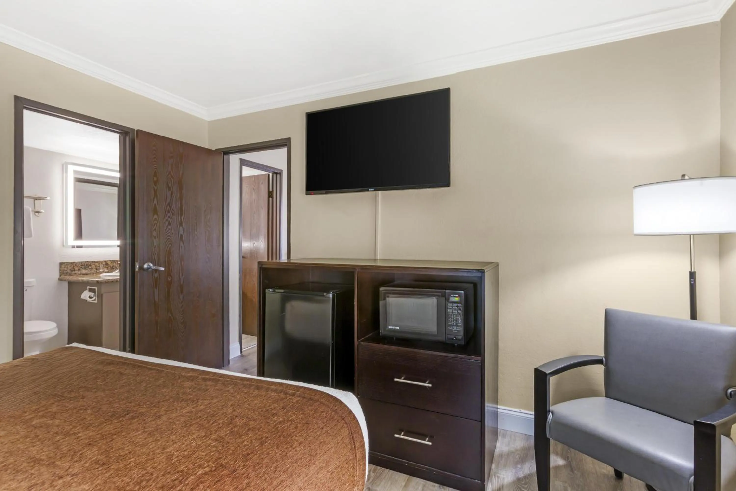 Photo of the whole room, Bed in Best Western InnSuites Tucson Foothills Hotel & Suites