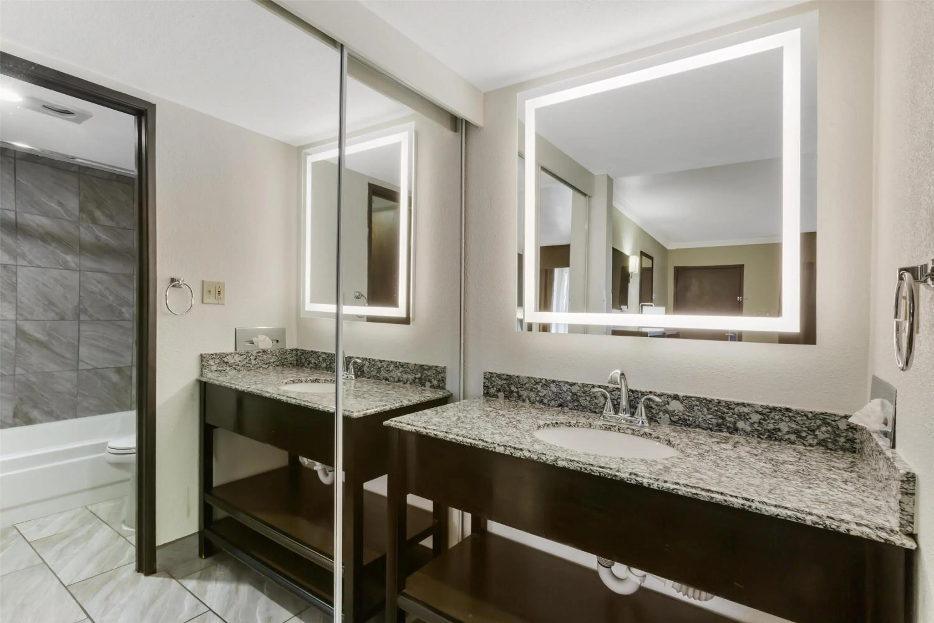 Bathroom in Best Western InnSuites Tucson Foothills Hotel & Suites