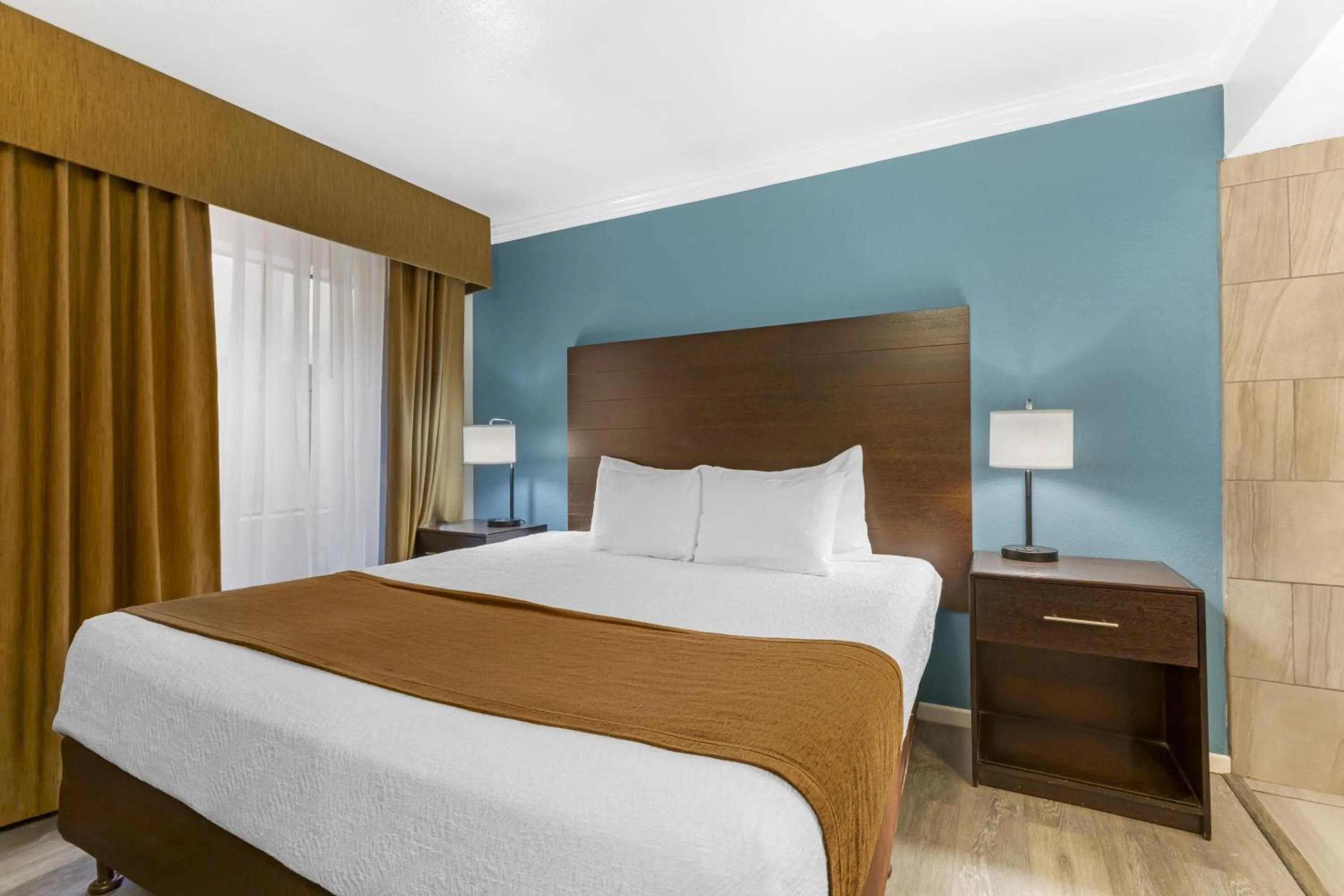 Photo of the whole room, Bed in Best Western InnSuites Tucson Foothills Hotel & Suites