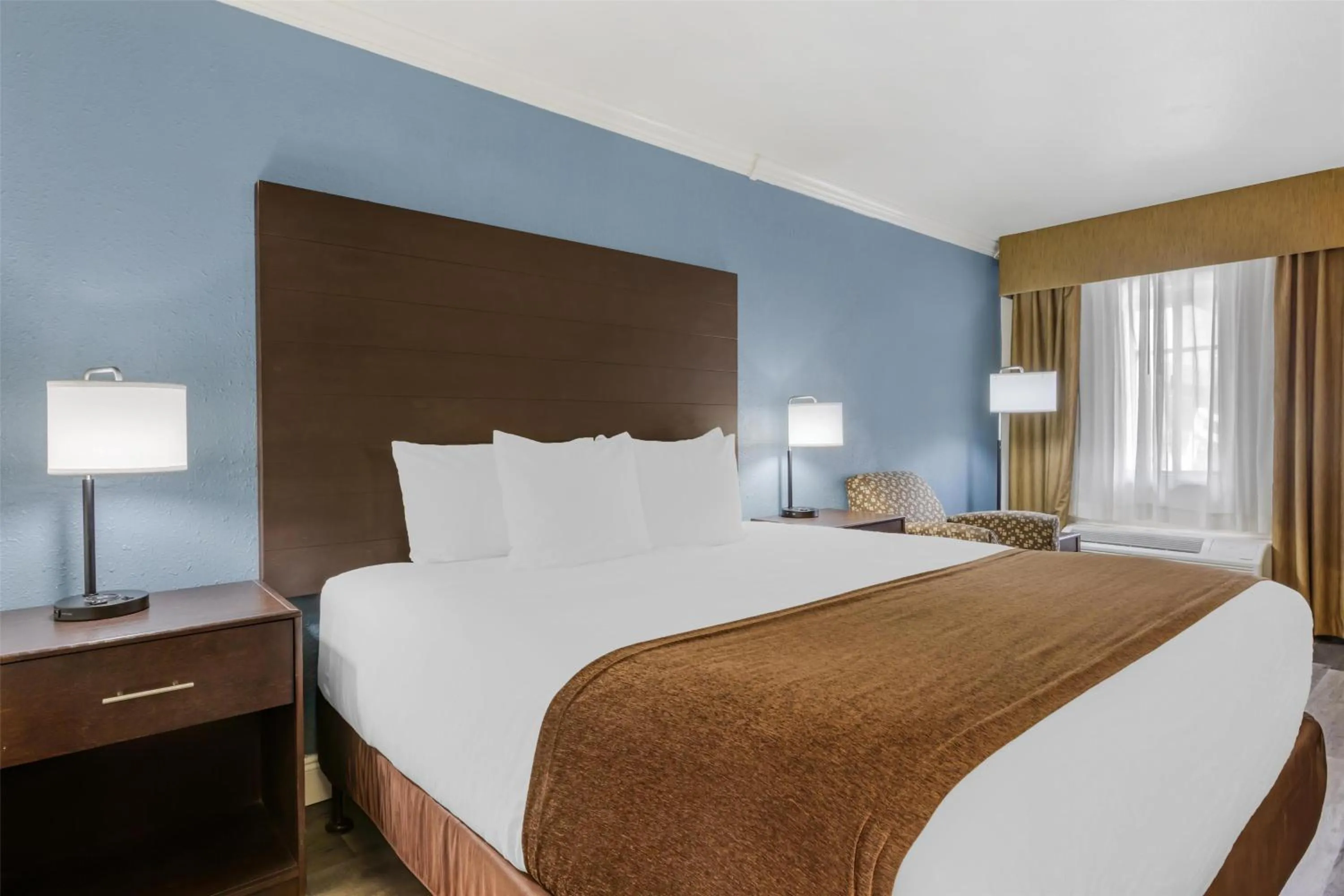 Bedroom, Bed in Best Western InnSuites Tucson Foothills Hotel & Suites