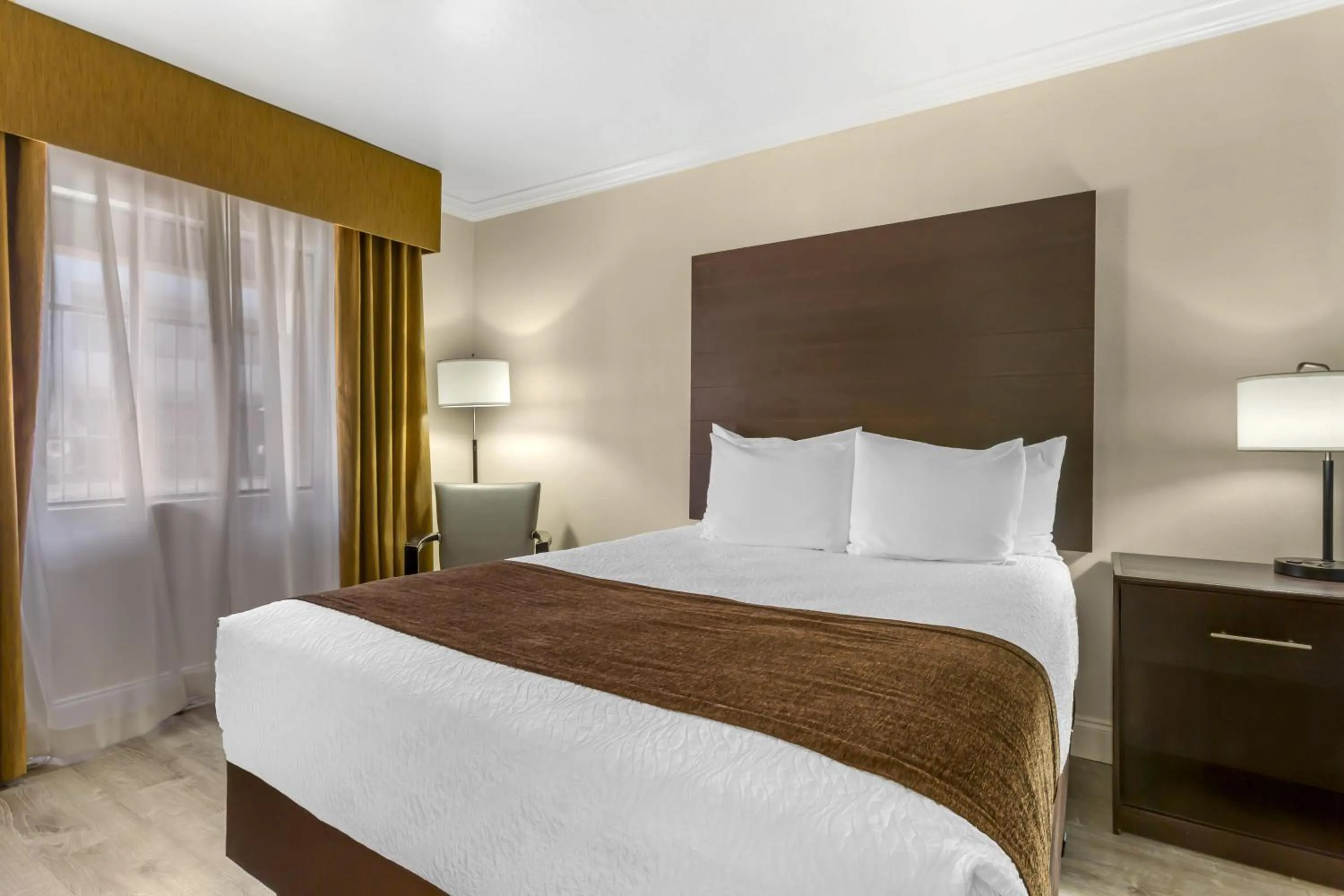 Photo of the whole room, Bed in Best Western InnSuites Tucson Foothills Hotel & Suites