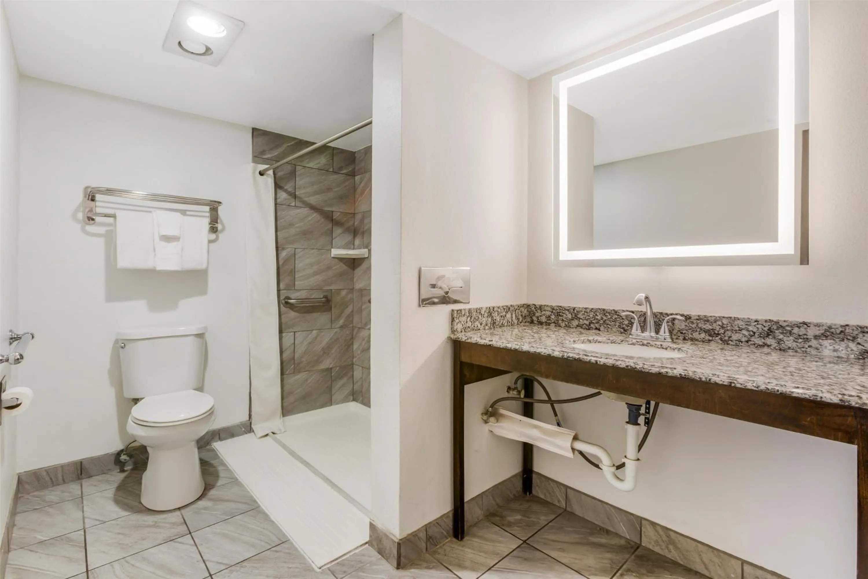 Bathroom in Best Western InnSuites Tucson Foothills Hotel & Suites