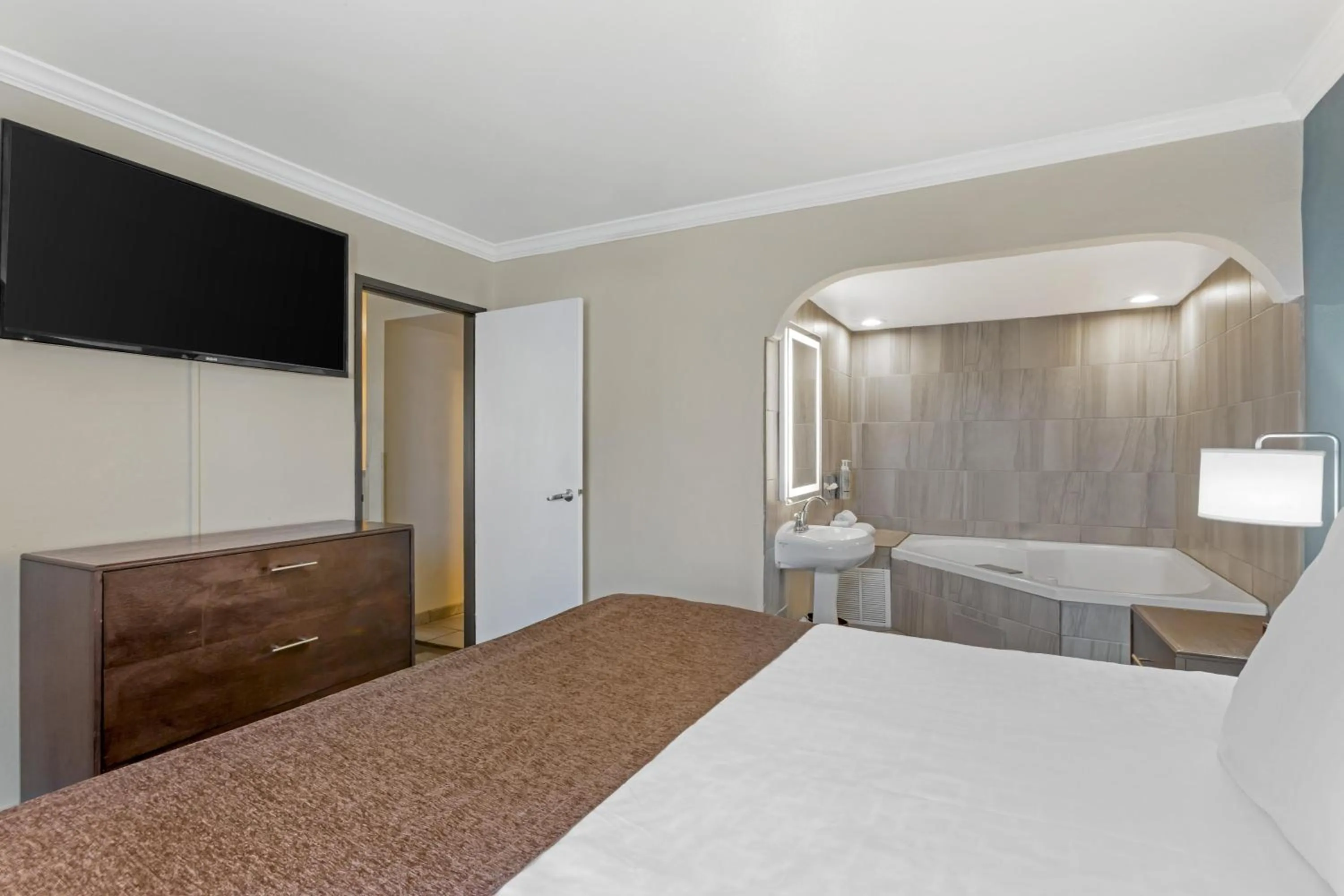 Photo of the whole room, Bed in Best Western InnSuites Tucson Foothills Hotel & Suites