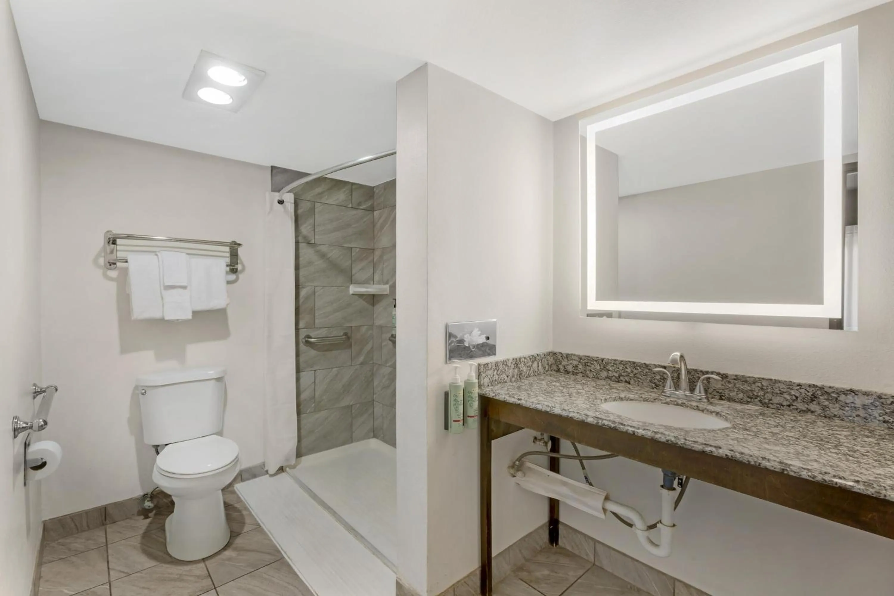 Bathroom in Best Western InnSuites Tucson Foothills Hotel & Suites