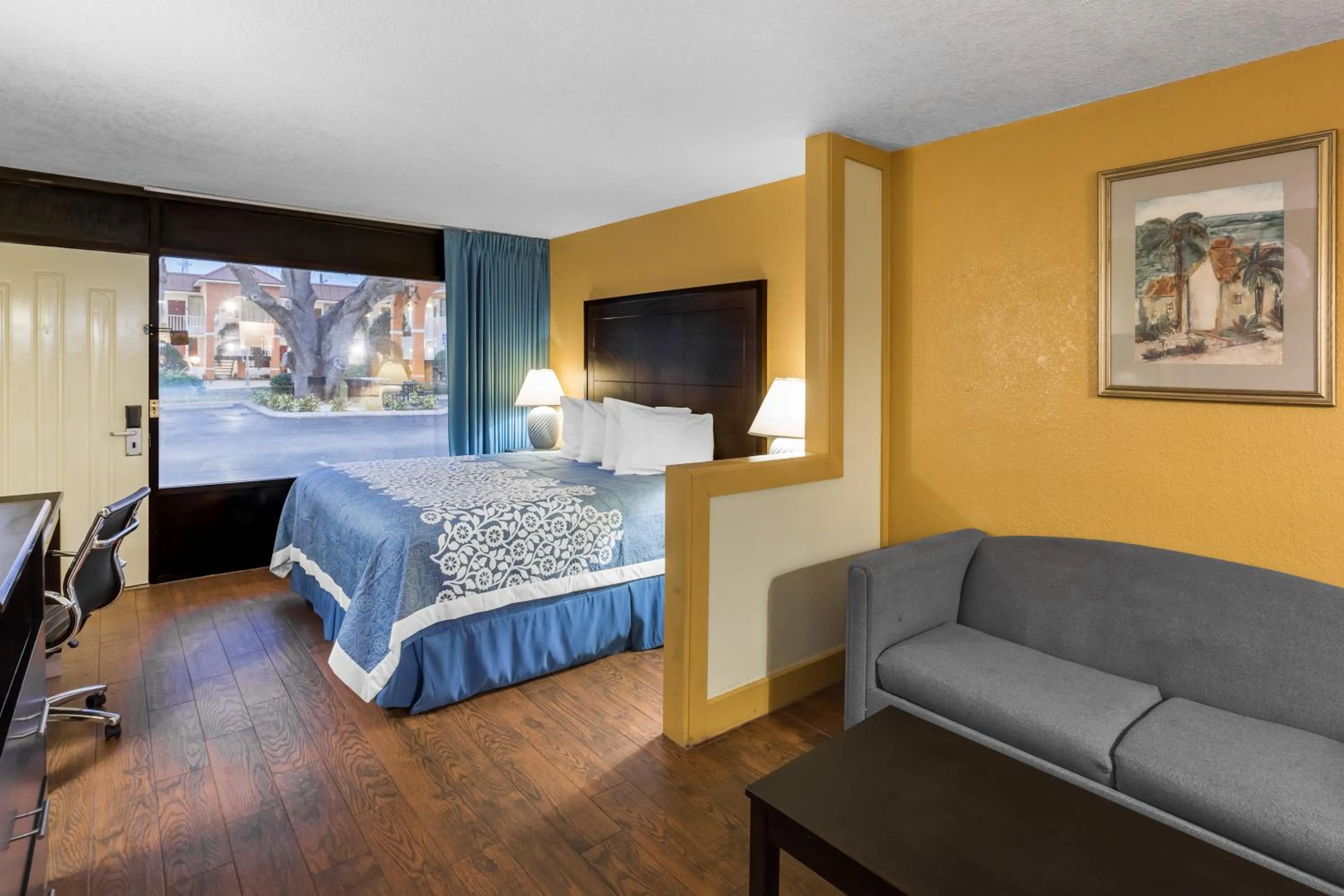 Living room, Bed in Days Inn & Suites by Wyndham Port Richey