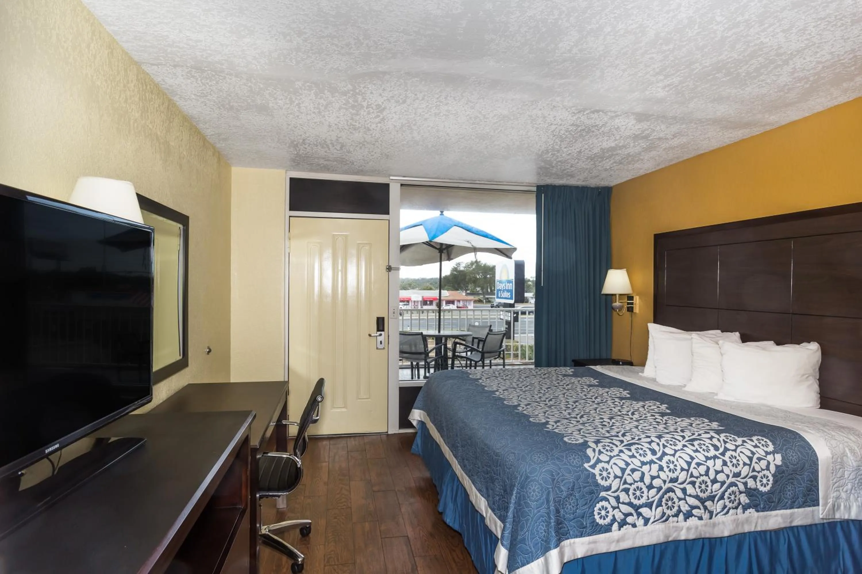 Photo of the whole room, Bed in Days Inn & Suites by Wyndham Port Richey