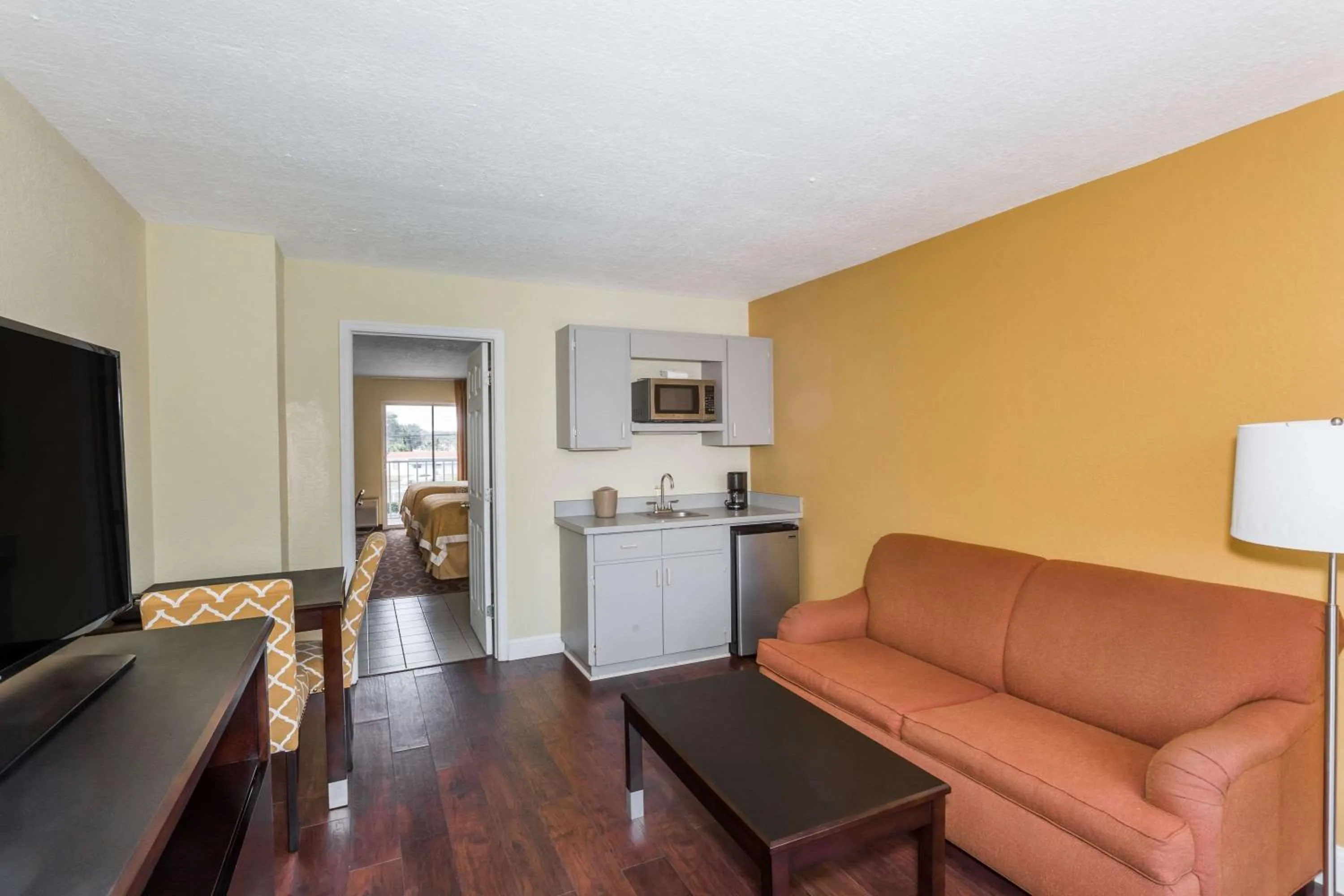 Living room in Days Inn & Suites by Wyndham Port Richey