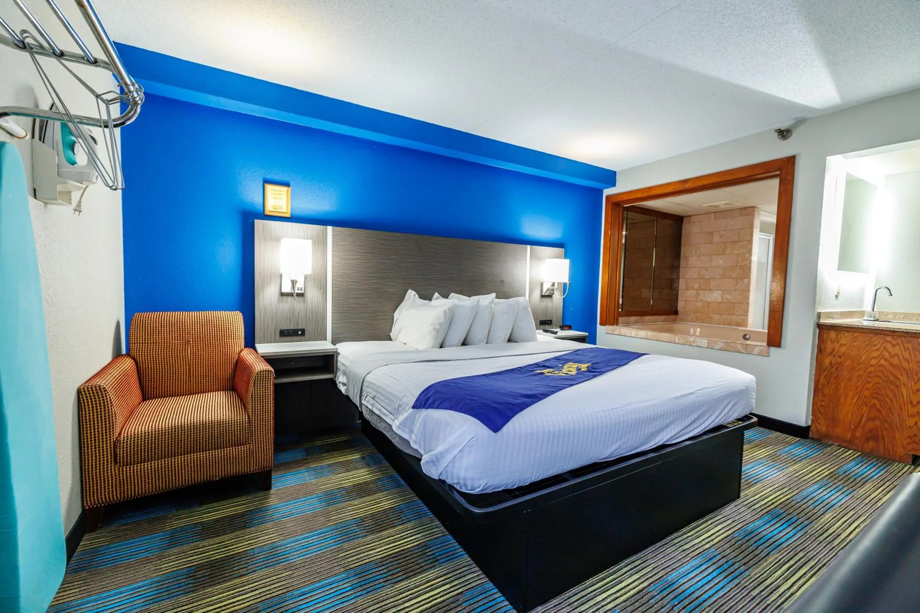 Bed in New Victorian Inn & Suites Omaha