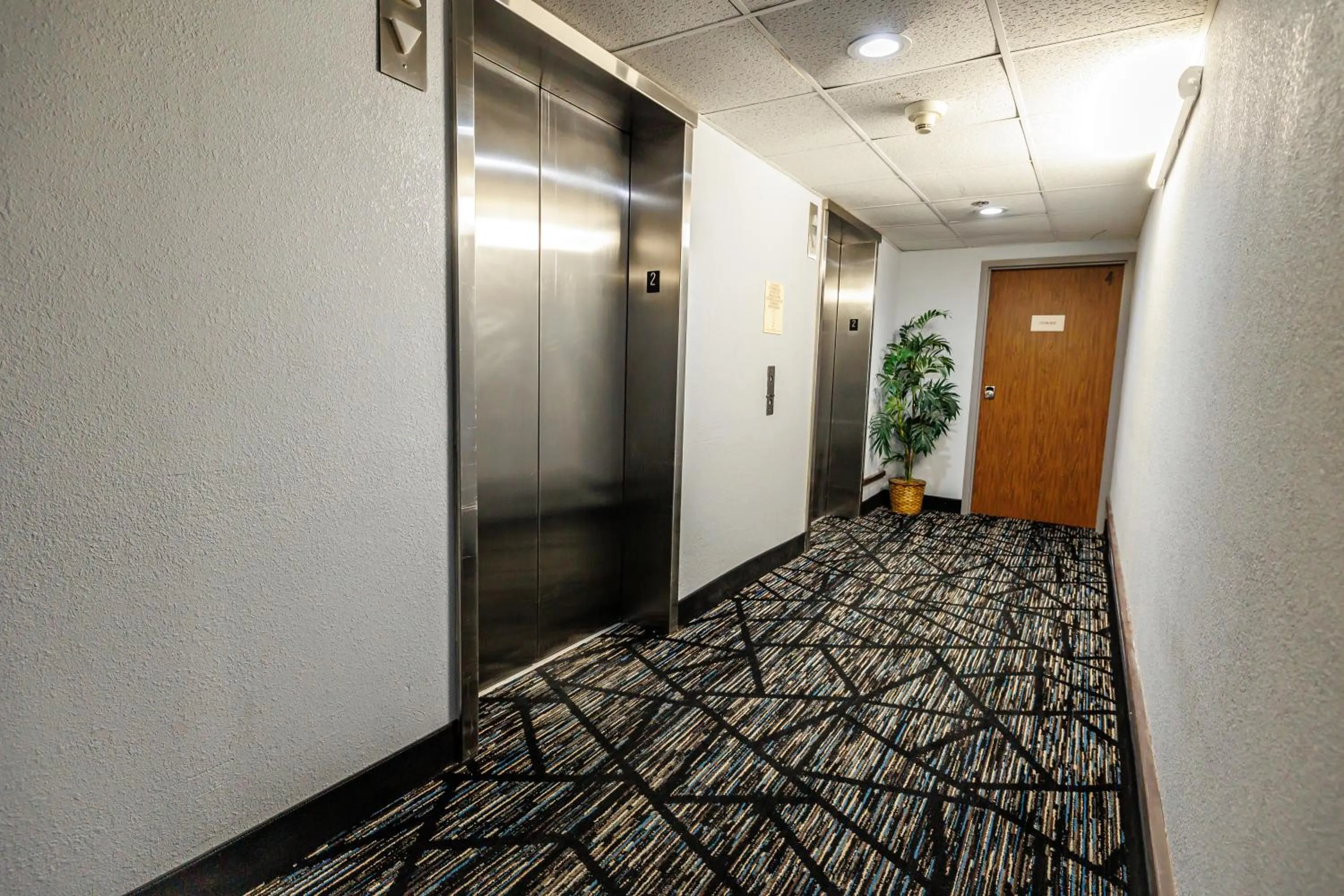 elevator in New Victorian Inn & Suites Omaha