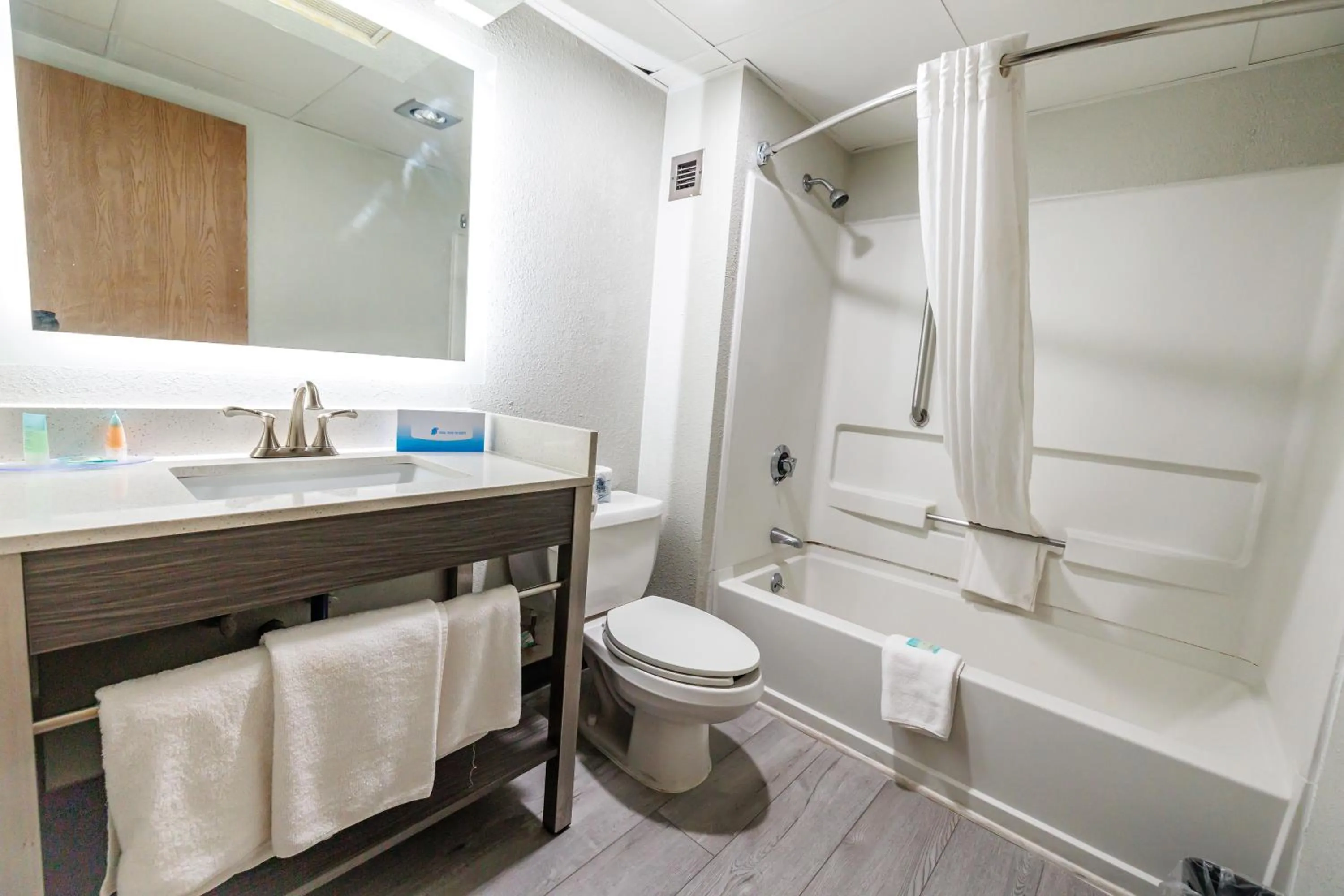 Shower in New Victorian Inn & Suites Omaha