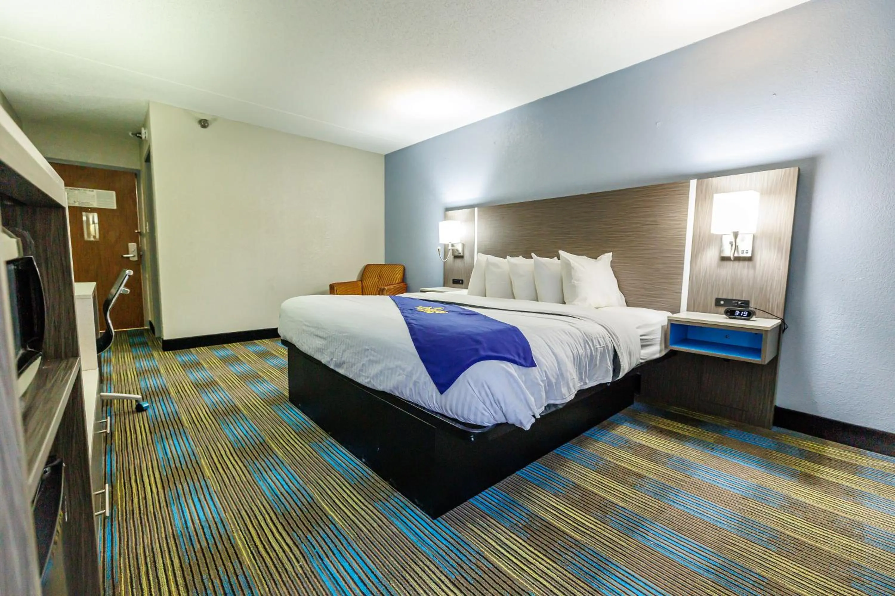 Bedroom, Bed in New Victorian Inn & Suites Omaha