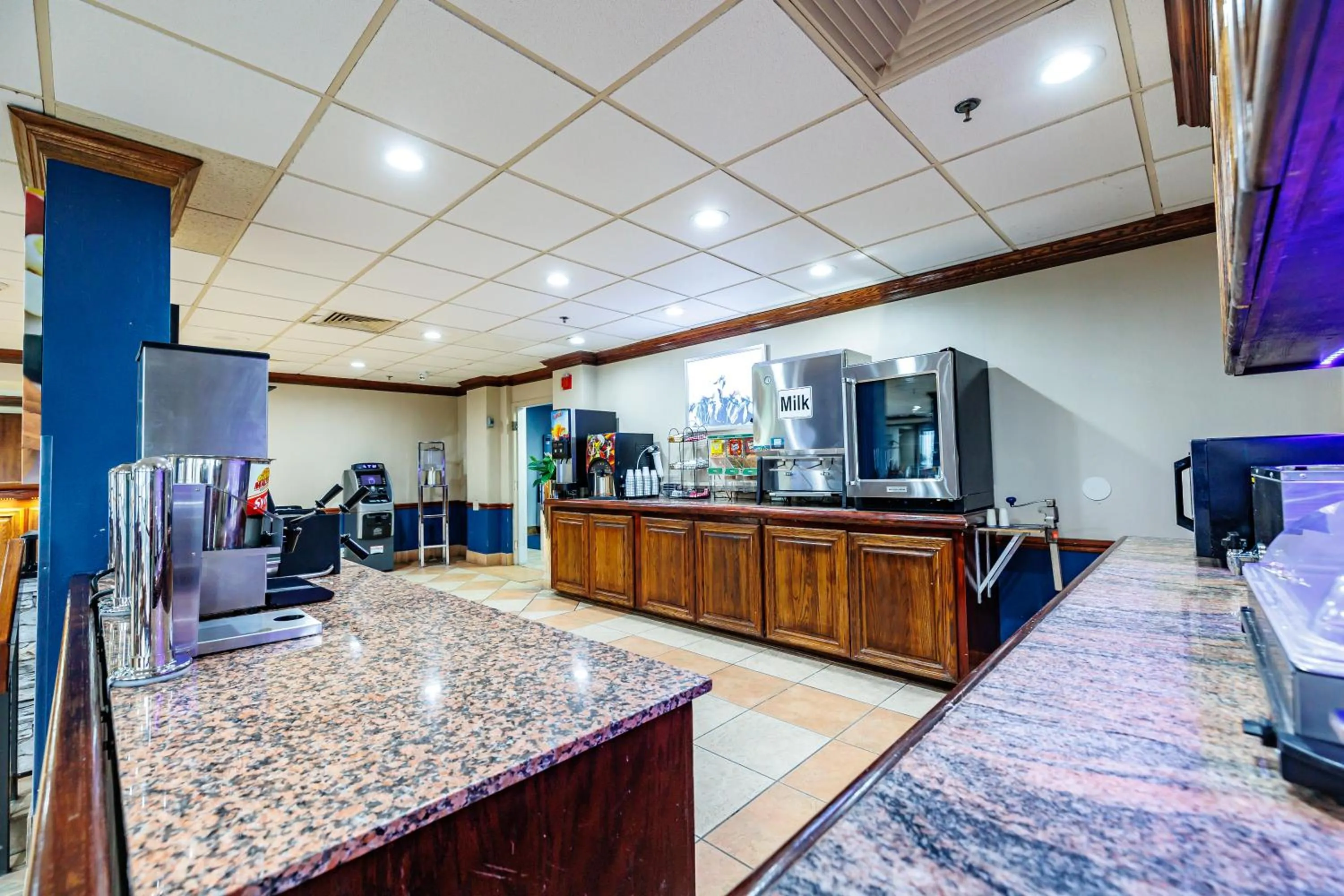 Breakfast in New Victorian Inn & Suites Omaha