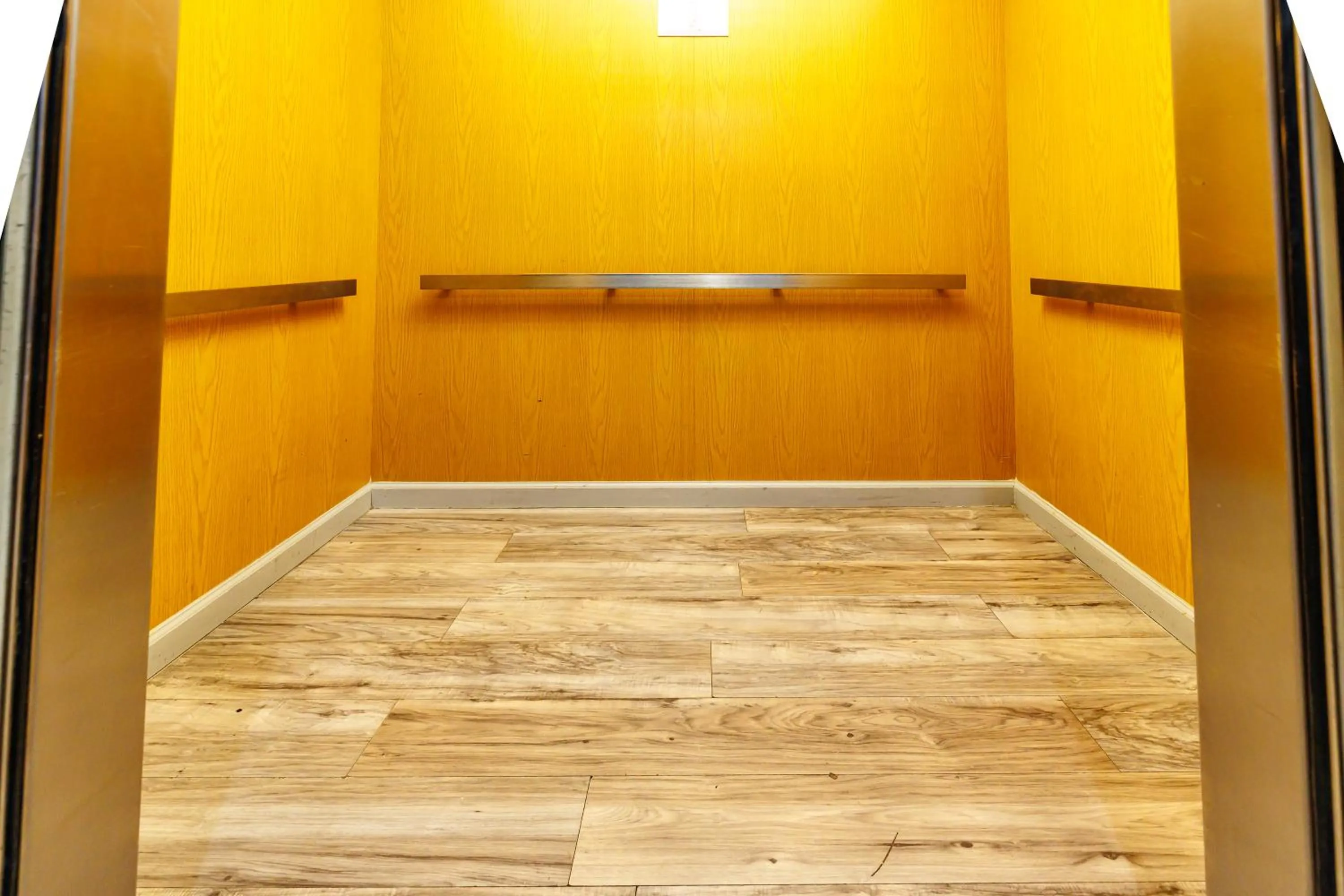 elevator in New Victorian Inn & Suites Omaha