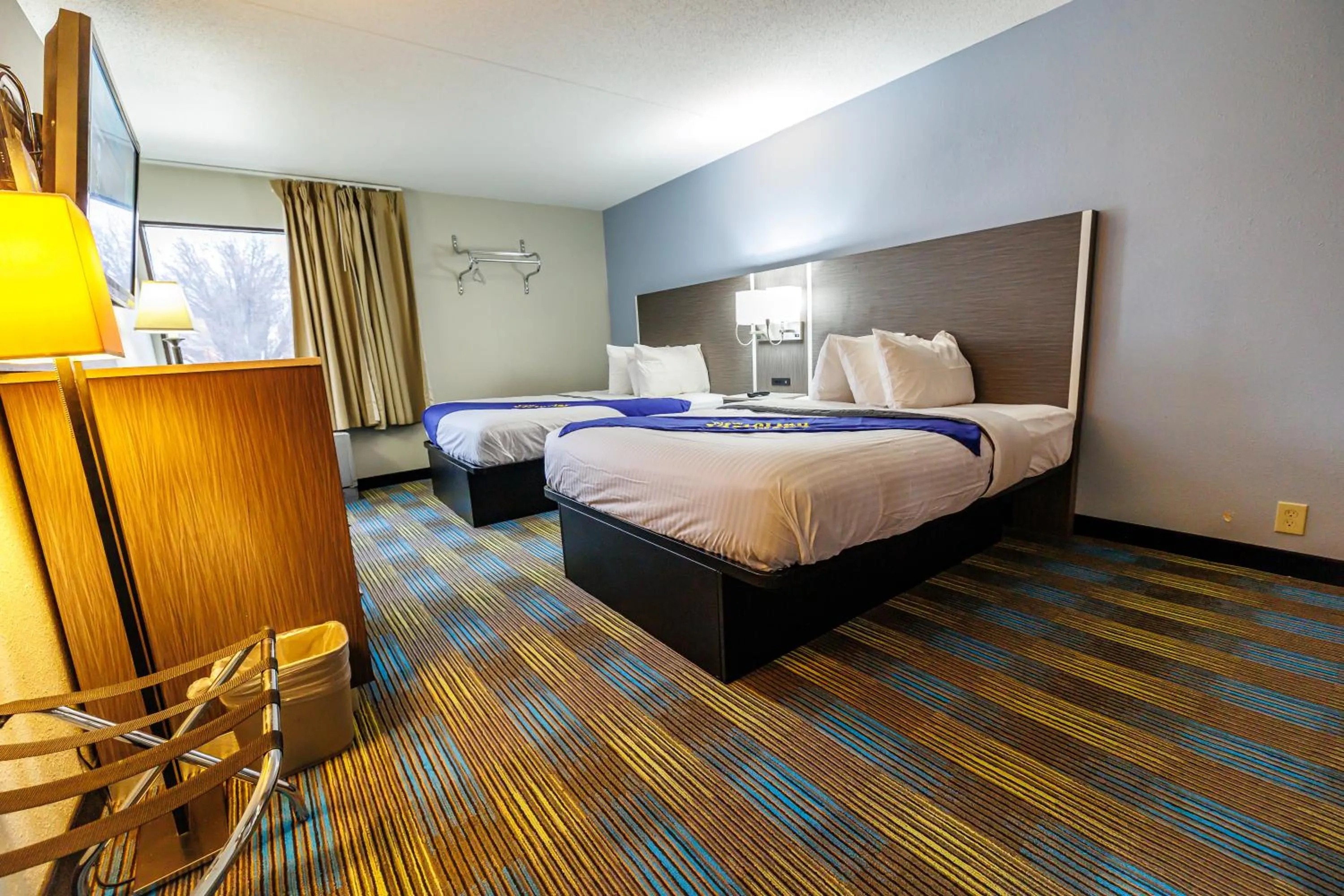 Photo of the whole room, Bed in New Victorian Inn & Suites Omaha