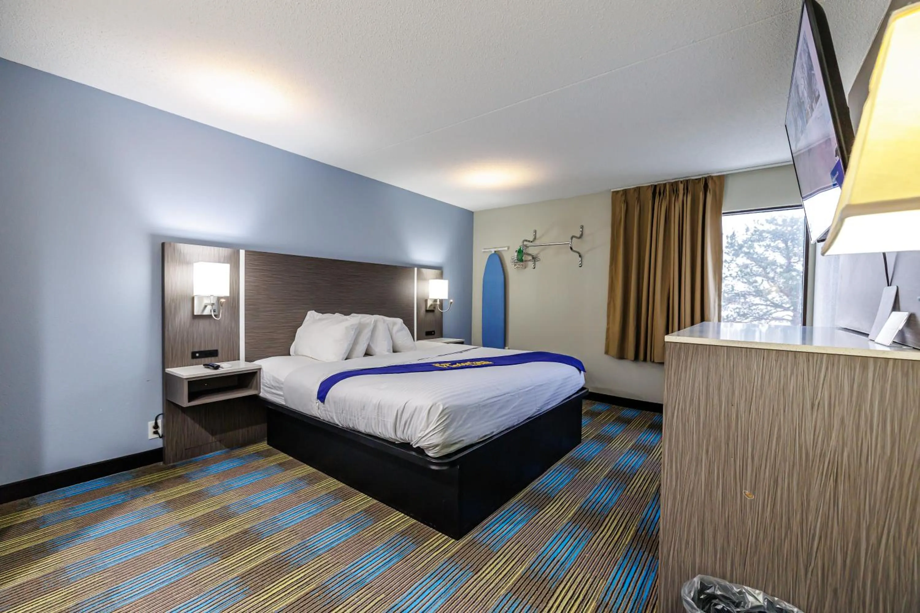 Photo of the whole room, Bed in New Victorian Inn & Suites Omaha