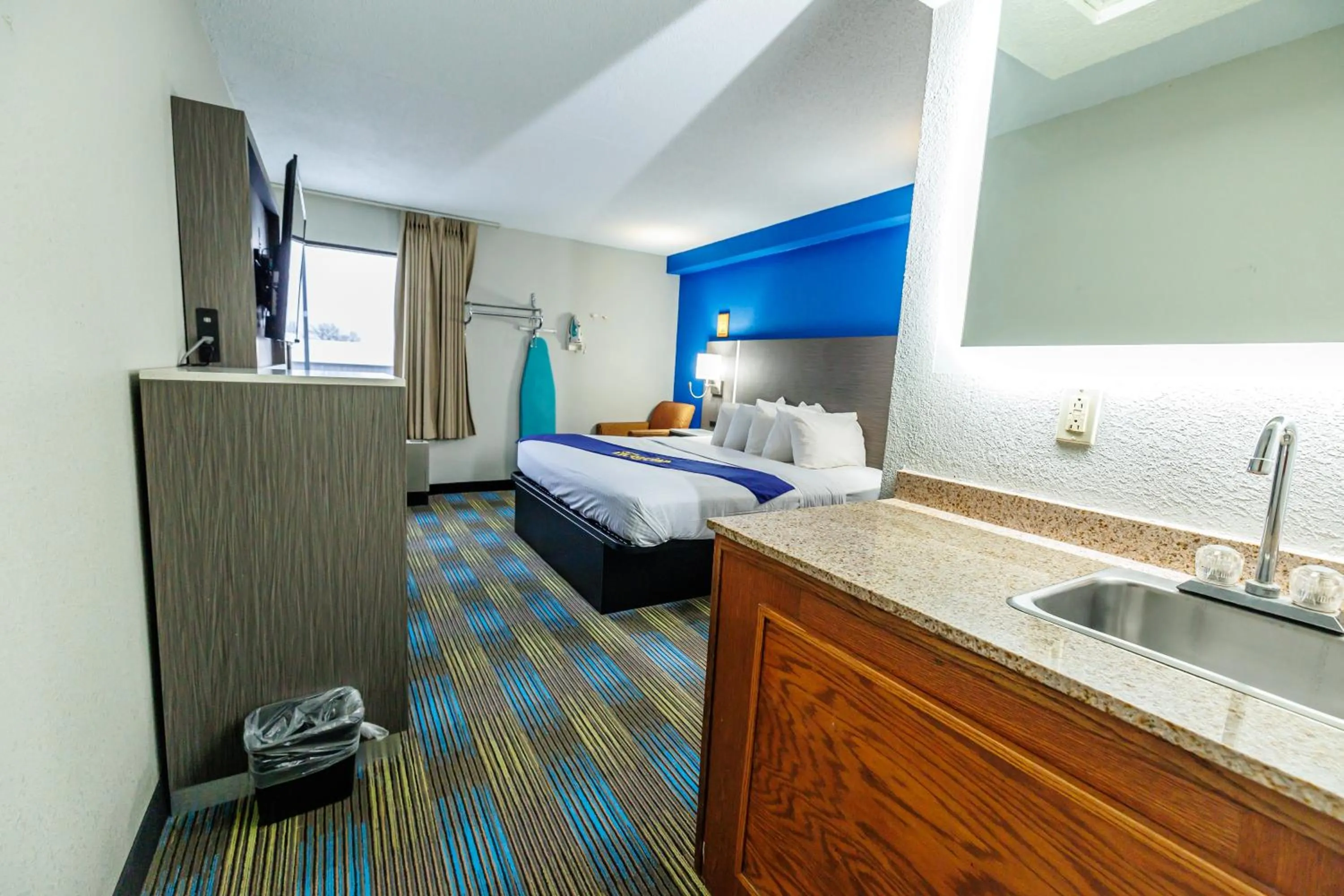 TV and multimedia, Bed in New Victorian Inn & Suites Omaha