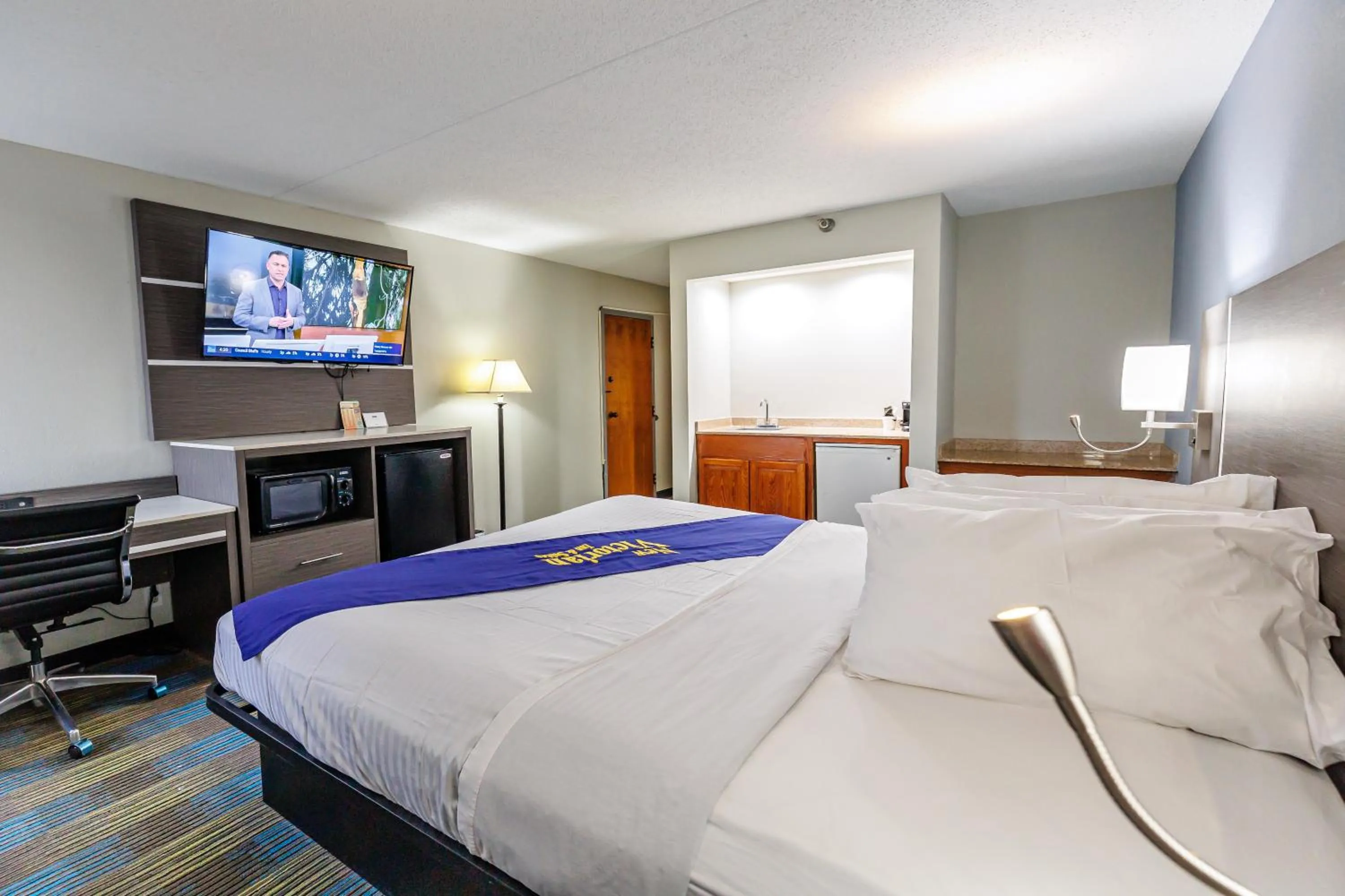 TV and multimedia, Bed in New Victorian Inn & Suites Omaha