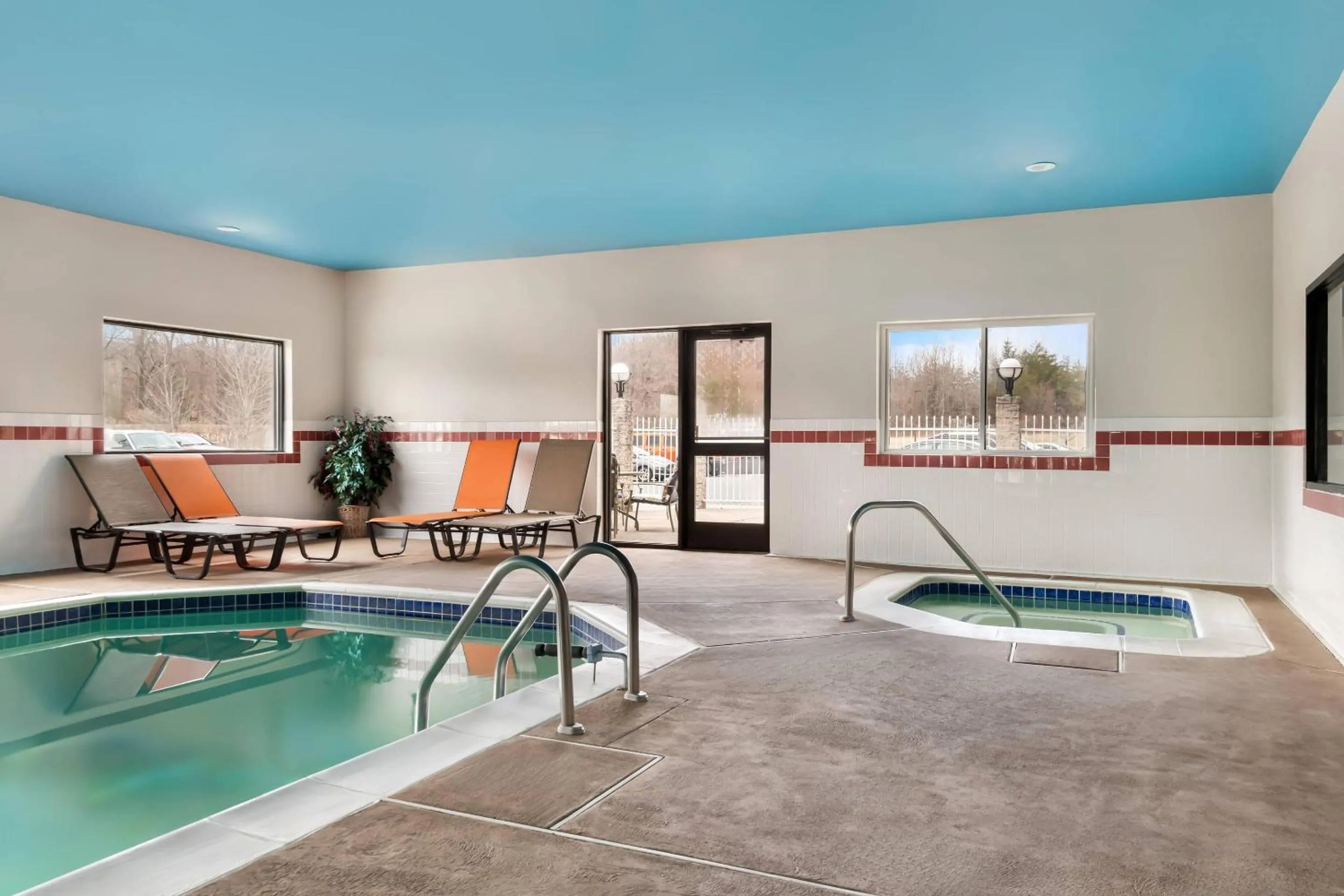 Swimming pool in Comfort Inn & Suites North East