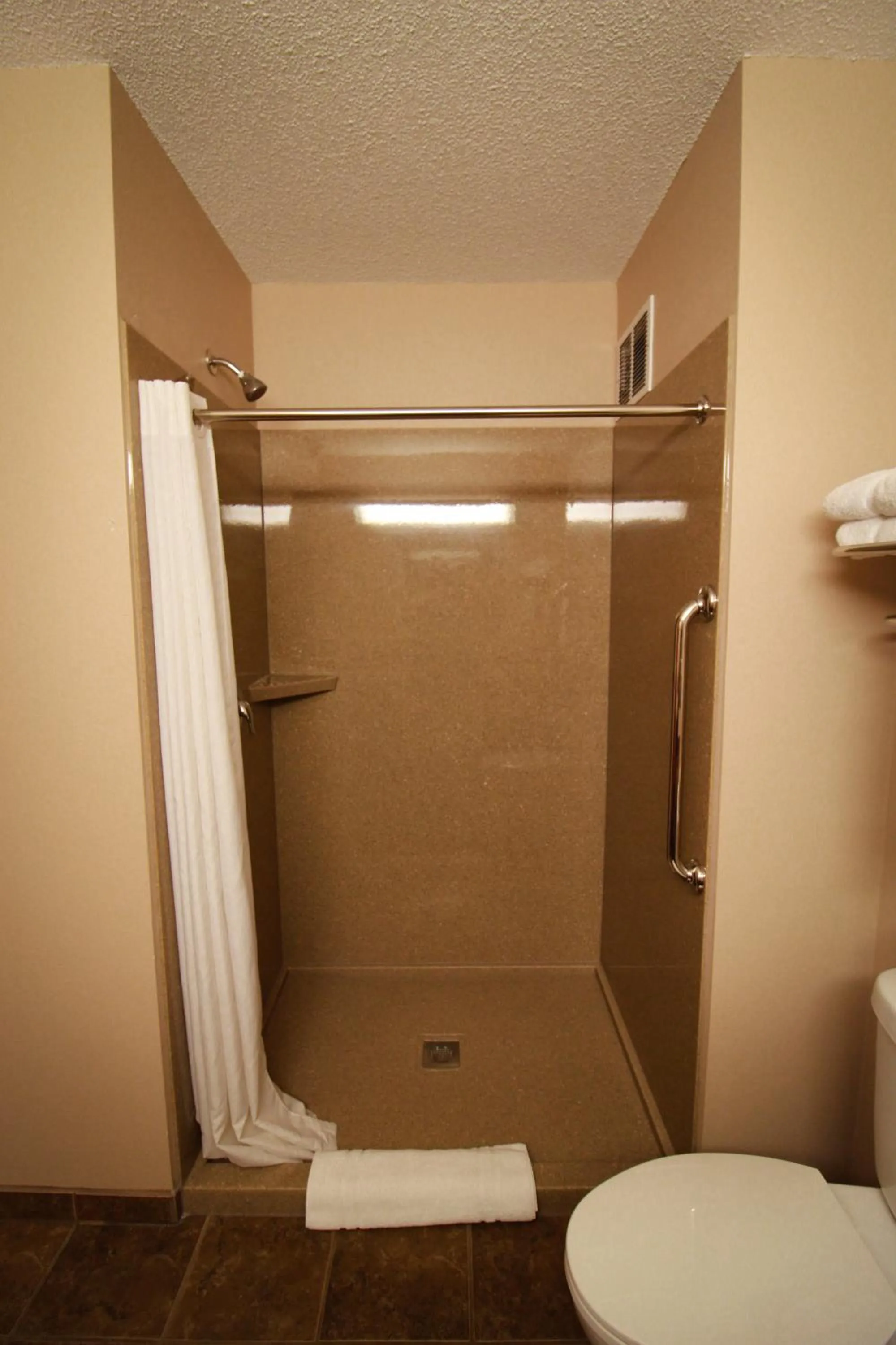 Shower in Canby Inn and Suites