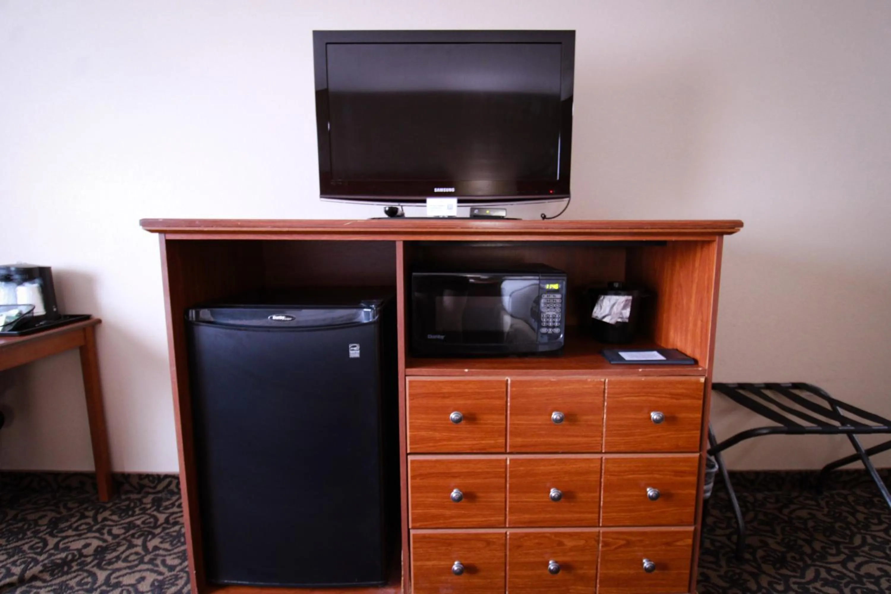 TV and multimedia in Canby Inn and Suites
