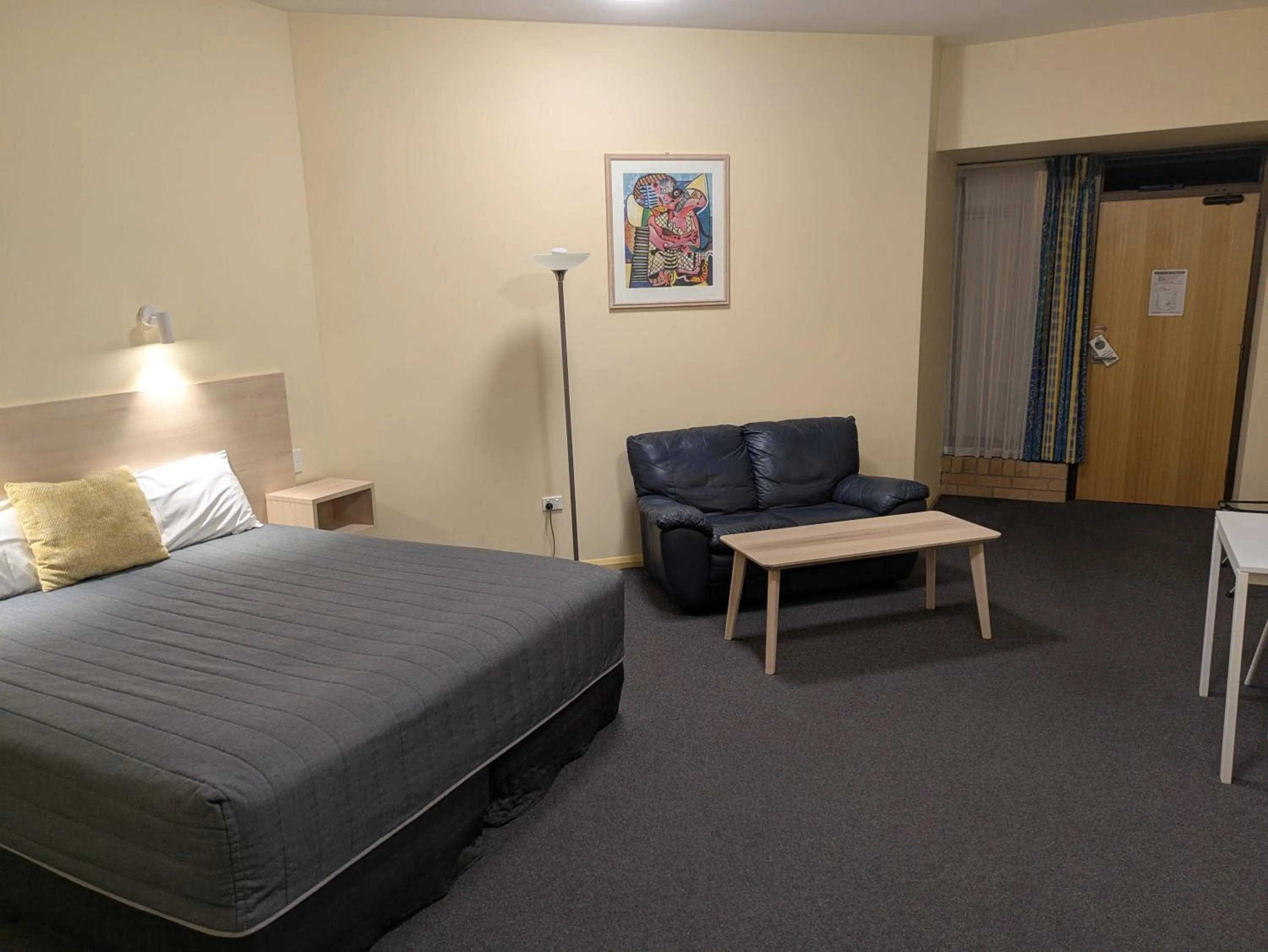 Bed in Mayfair Plaza Motel and Apartments