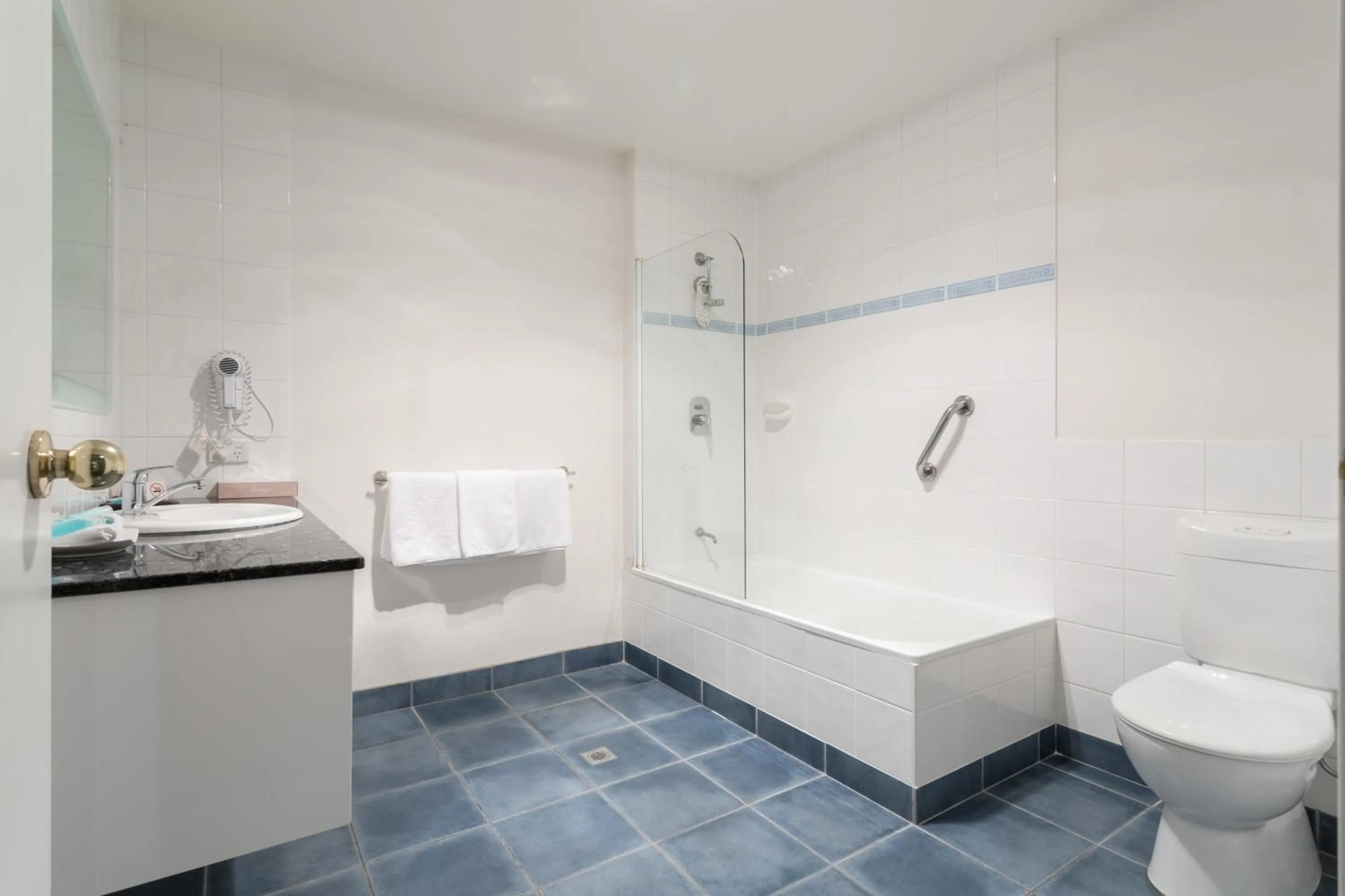 Toilet in Mayfair Plaza Motel and Apartments