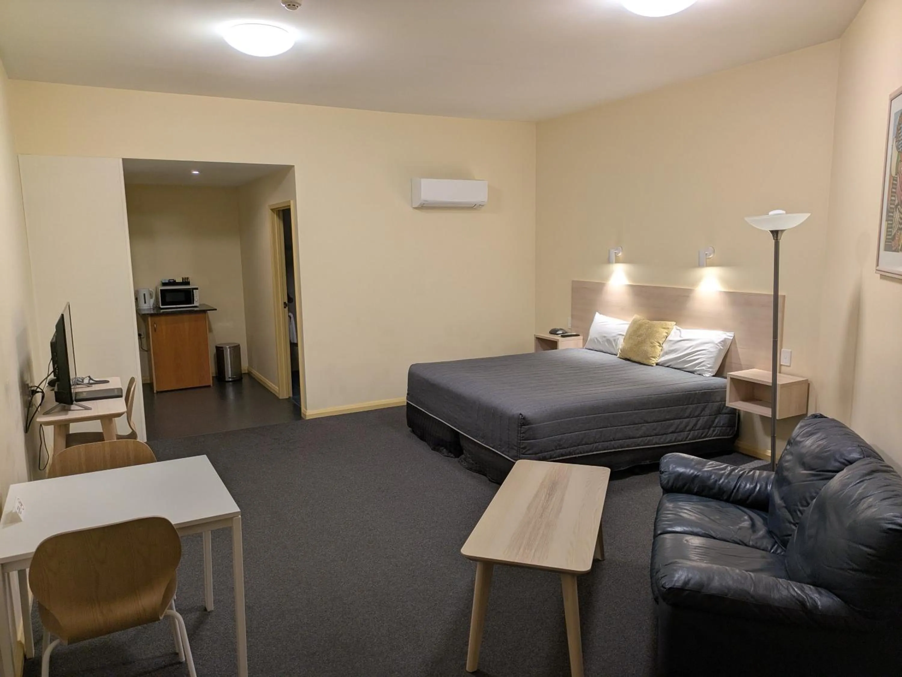 Bed in Mayfair Plaza Motel and Apartments