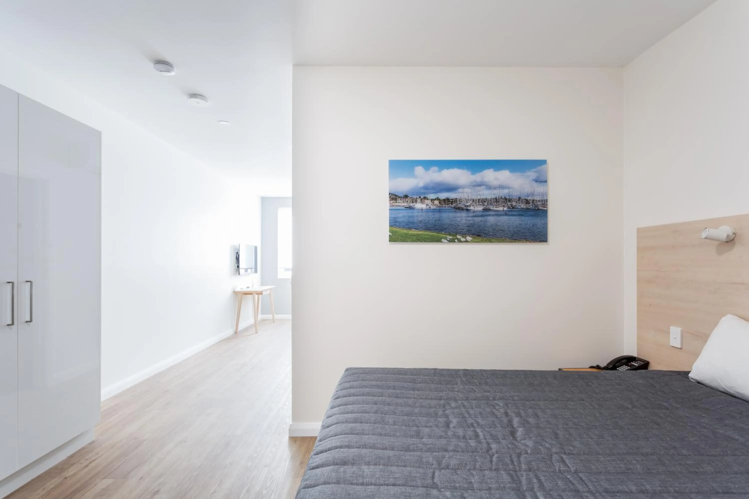 Bed in Mayfair Plaza Motel and Apartments