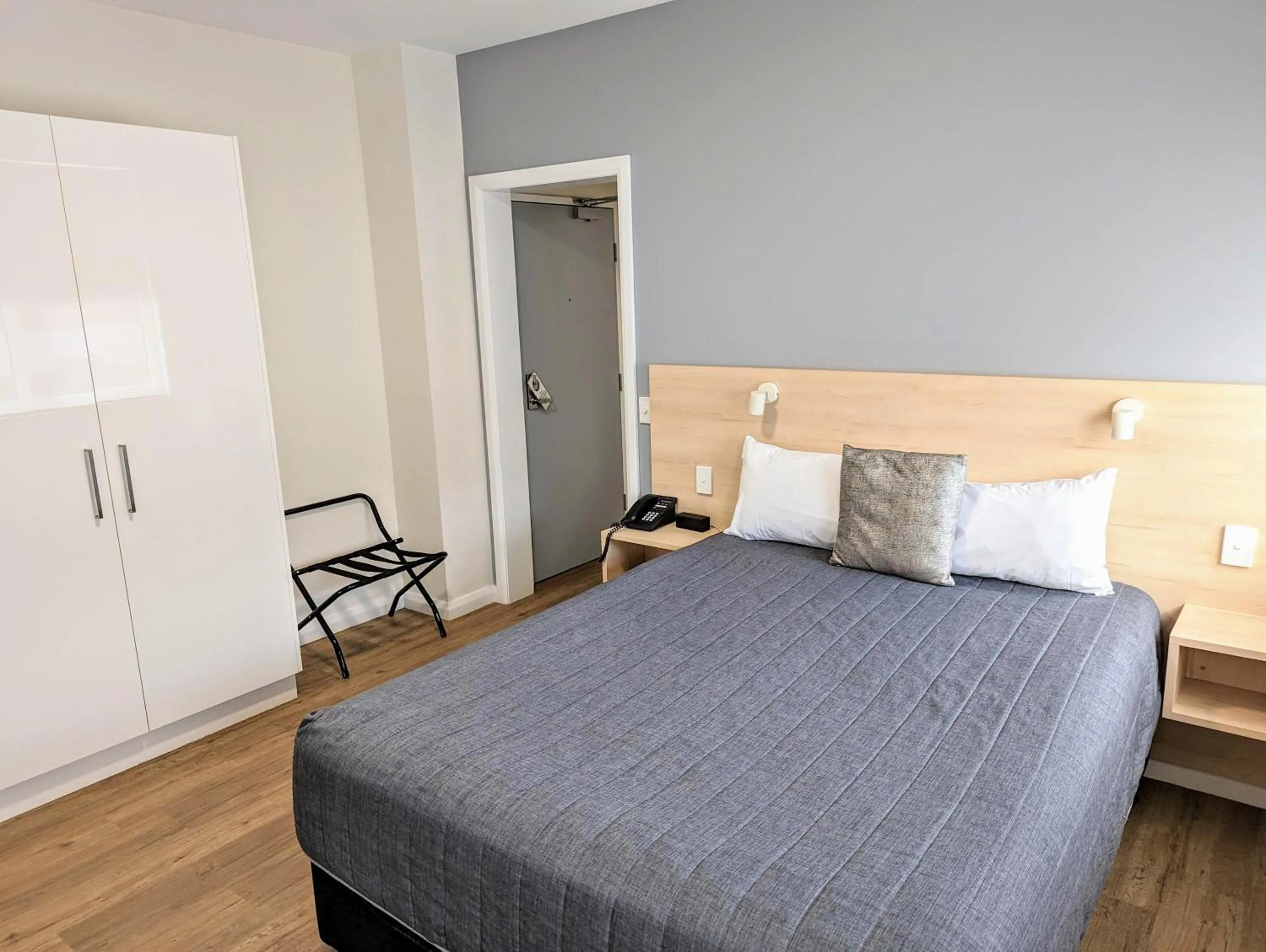 Bed in Mayfair Plaza Motel and Apartments