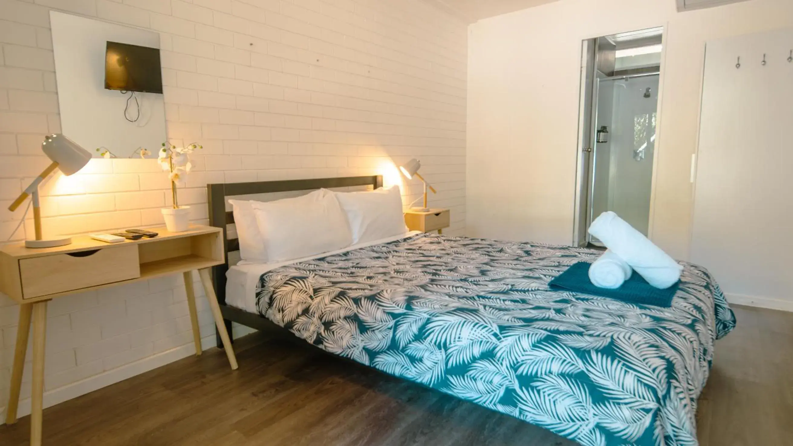 Double Room with Shared Bathroom in Nomads Noosa Double Room with Shared Bathroom in Nomads Noosa