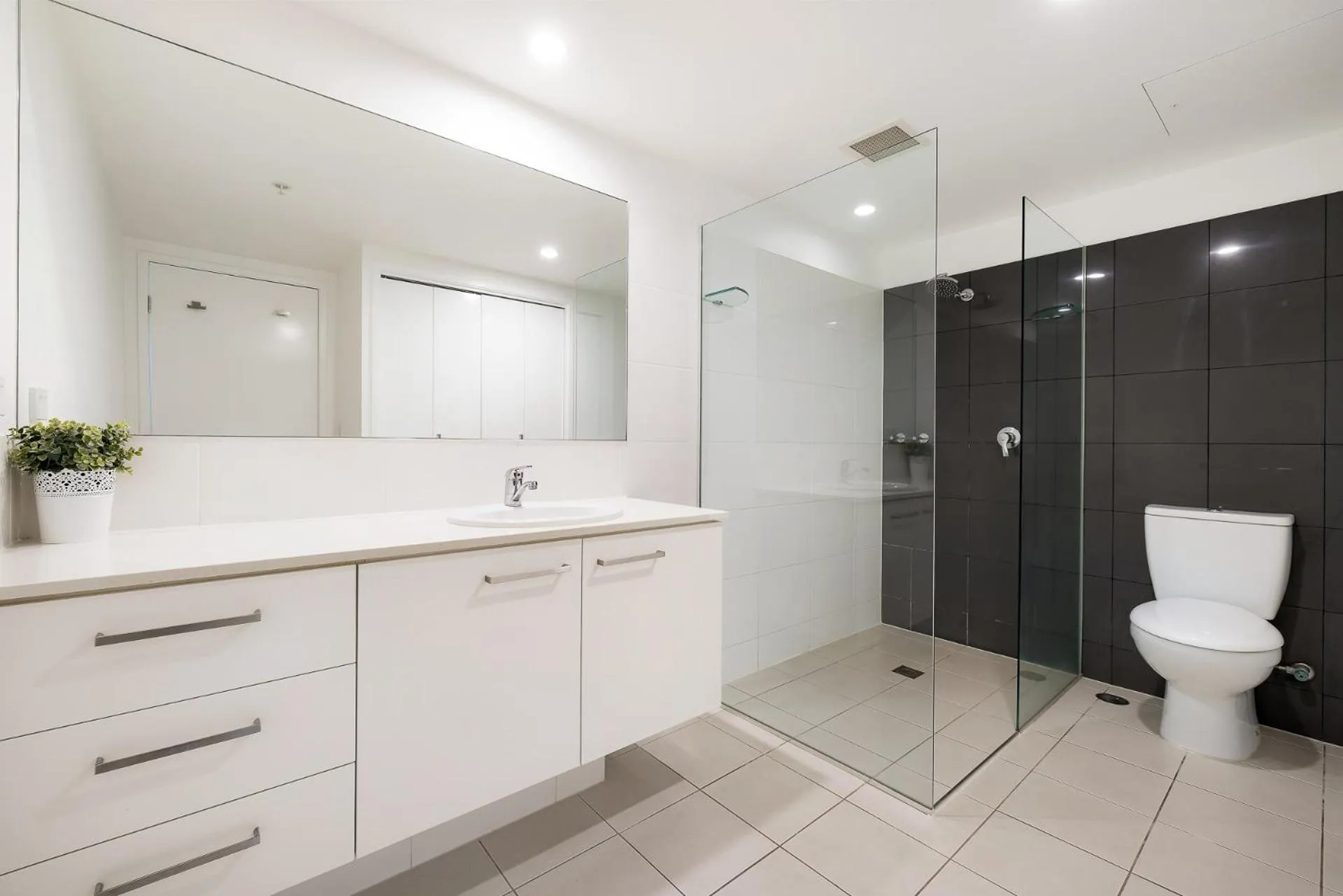 Shower in Ocean Pacific Resort - Official